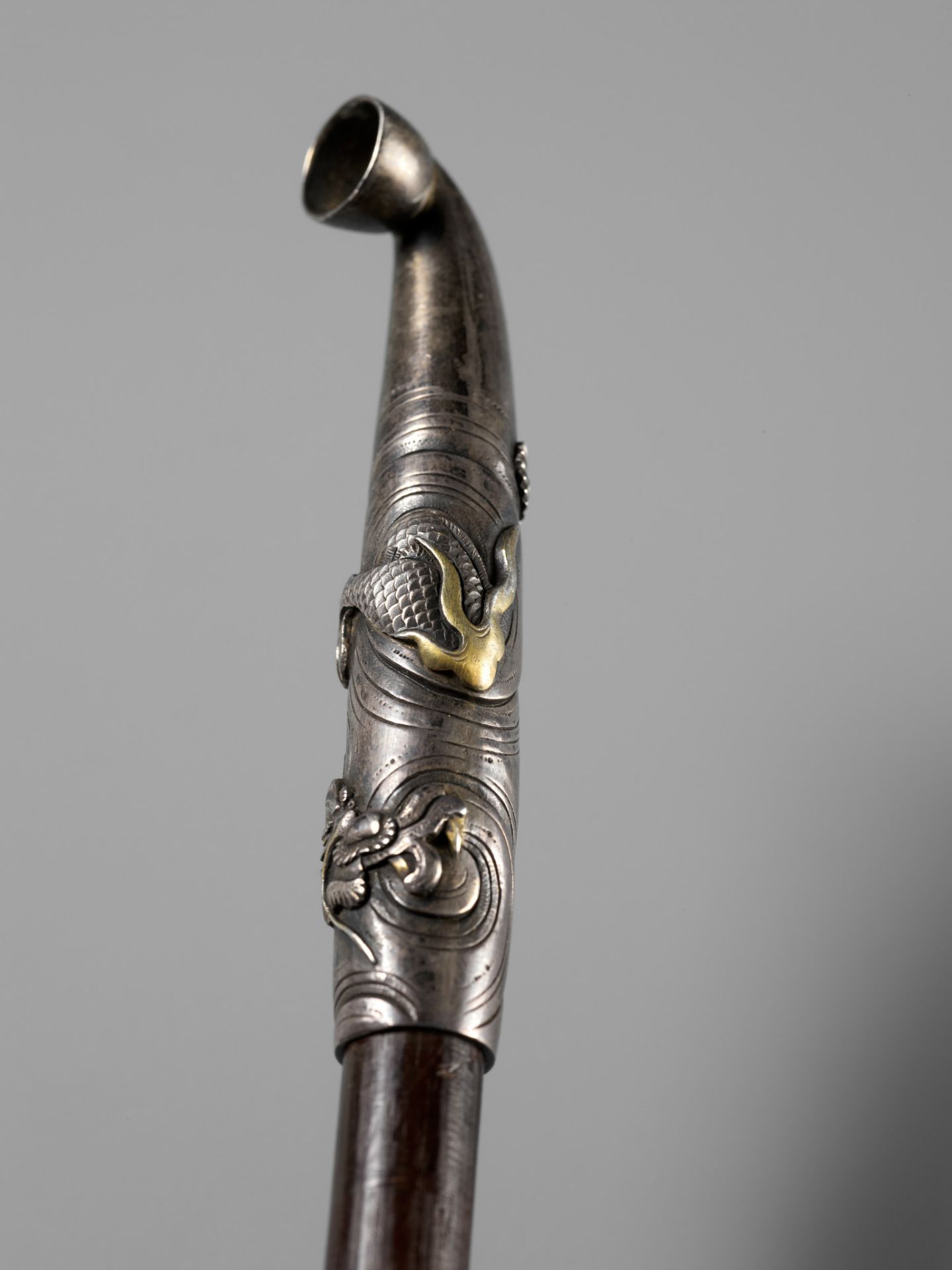 A FINE AND LARGE SILVER AND BAMBOO KISERU (PIPE) DEPICTING TWIN DRAGONS - Bild 5 aus 11