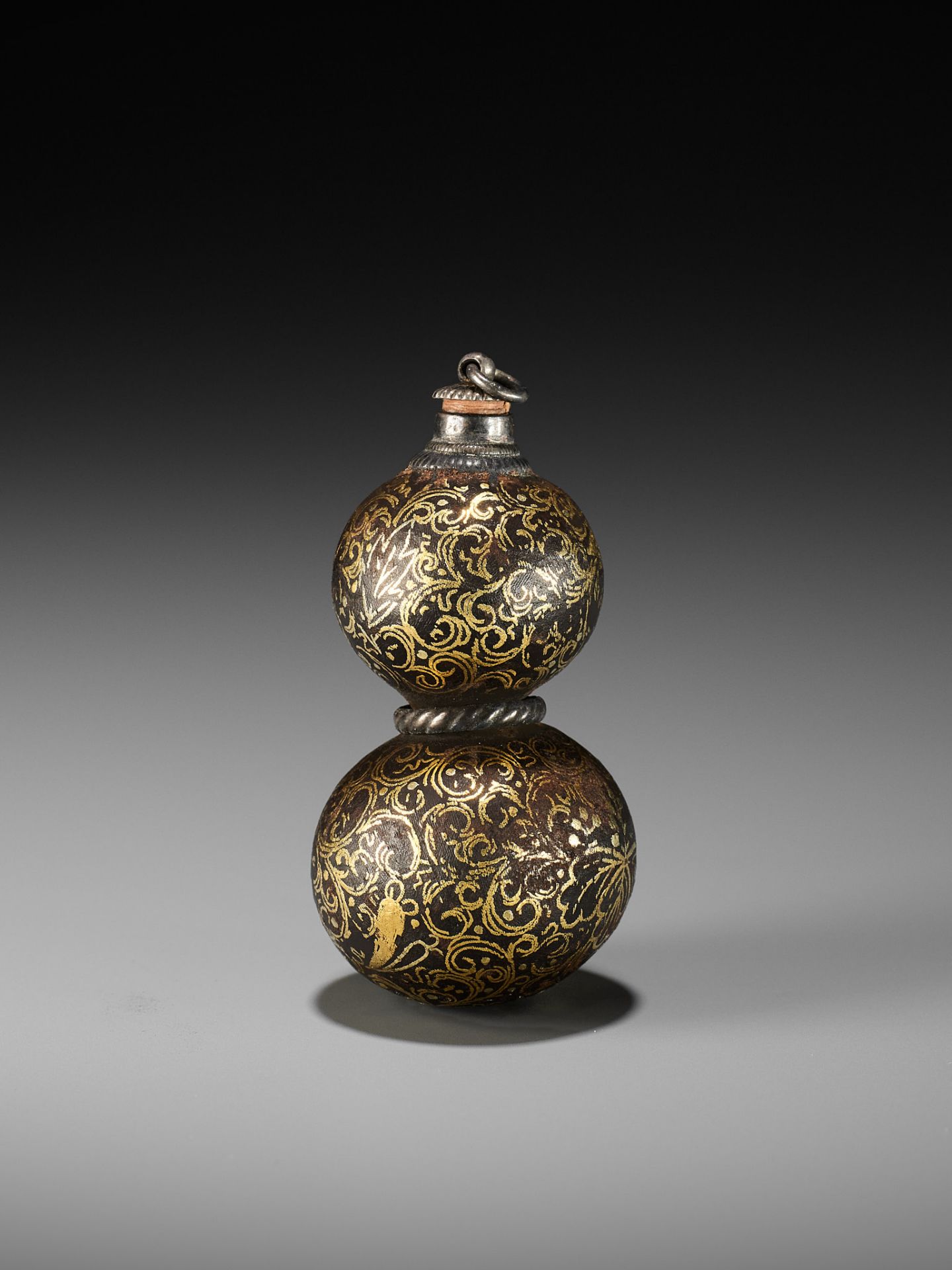 A RARE IRON GOURD-SHAPED NETSUKE WITH GOLD KIRI MON - Image 7 of 9