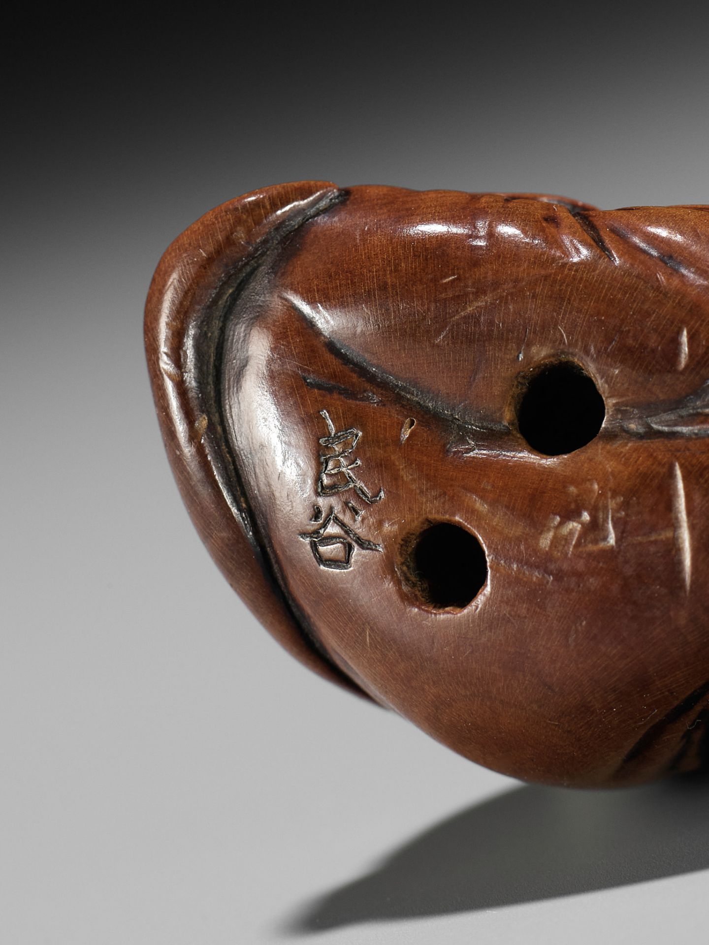 MINKOKU: A SUPERB WOOD NETSUKE OF DARUMA - Bild 14 aus 14