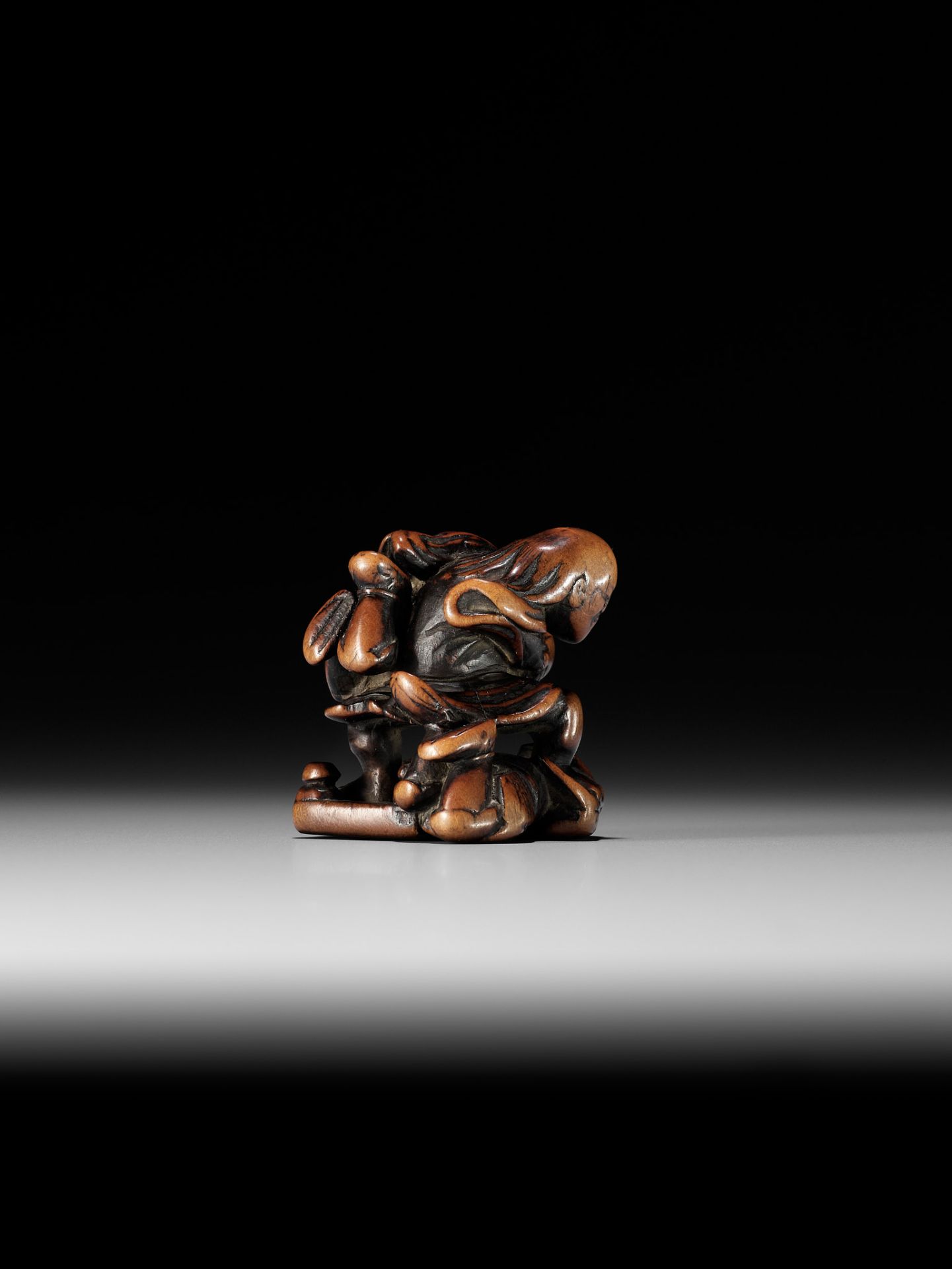 NAGAMITSU: A RARE WOOD NETSUKE OF GOBAN TADANOBU - Bild 12 aus 15