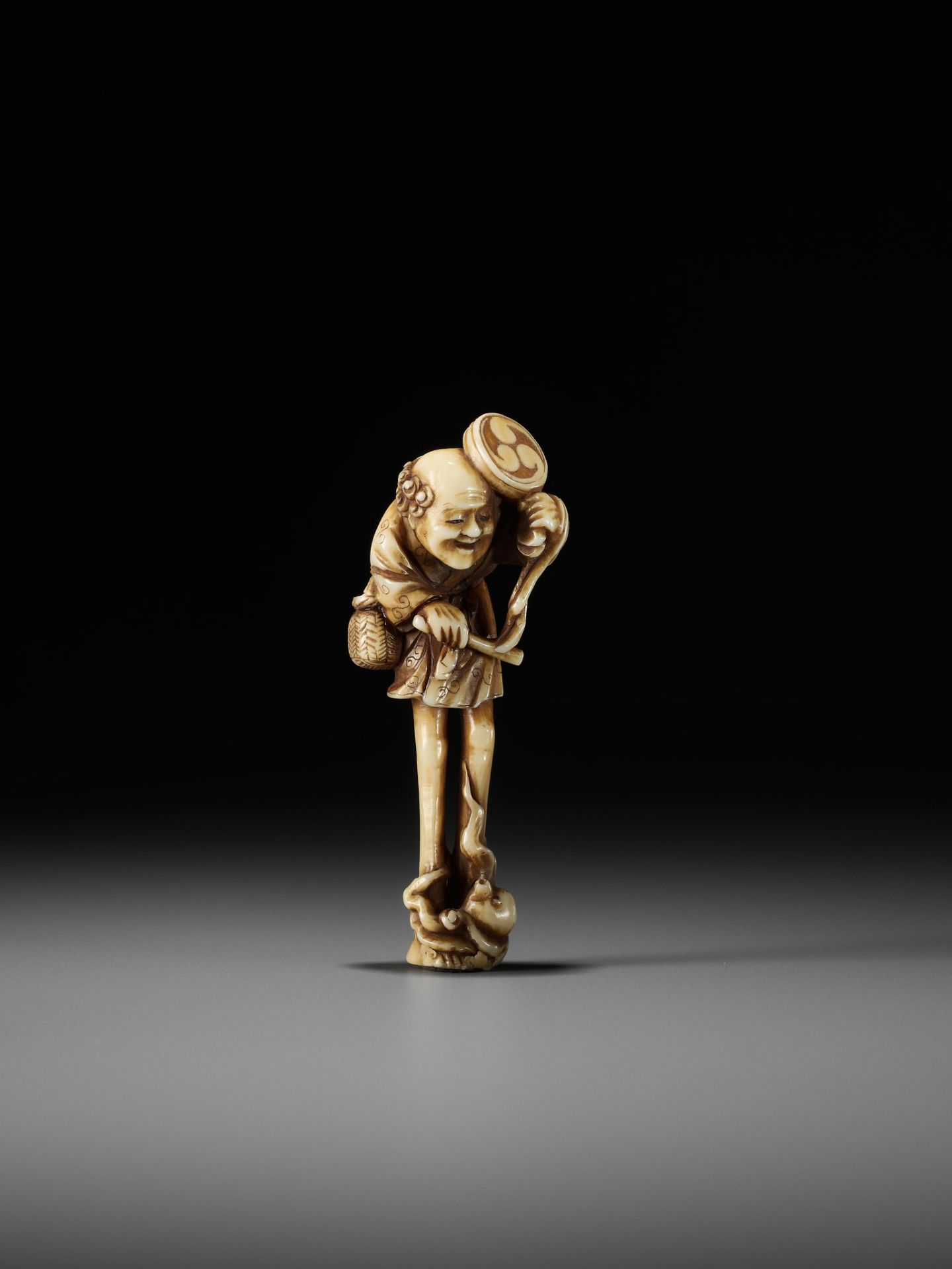 SHOGETSU: AN AMUSING IVORY NETSUKE OF ASHINAGA AND OCTOPUS - Bild 3 aus 11