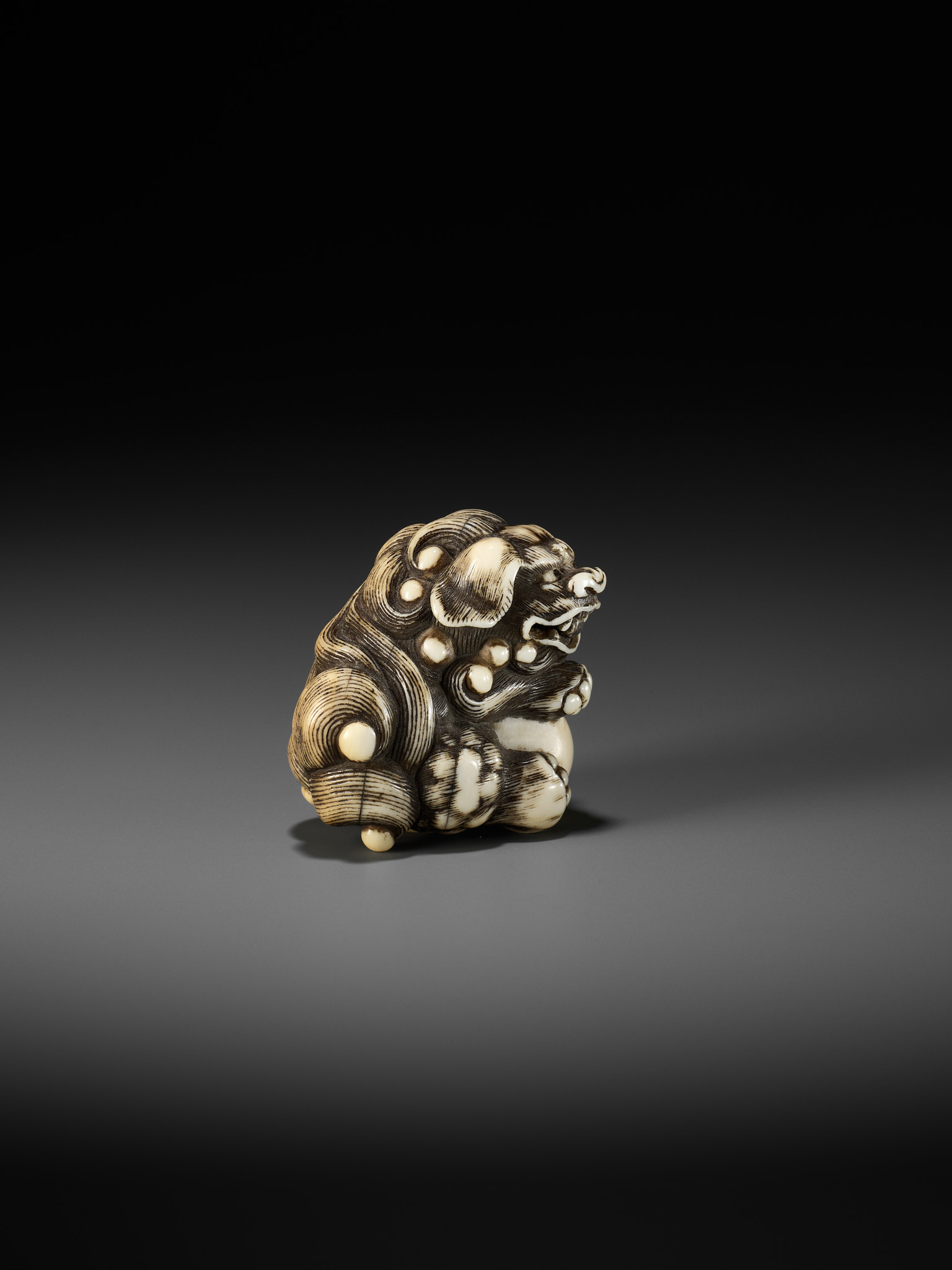 GYOKUZAN: AN IVORY NETSUKE OF A SHISHI - Bild 8 aus 13