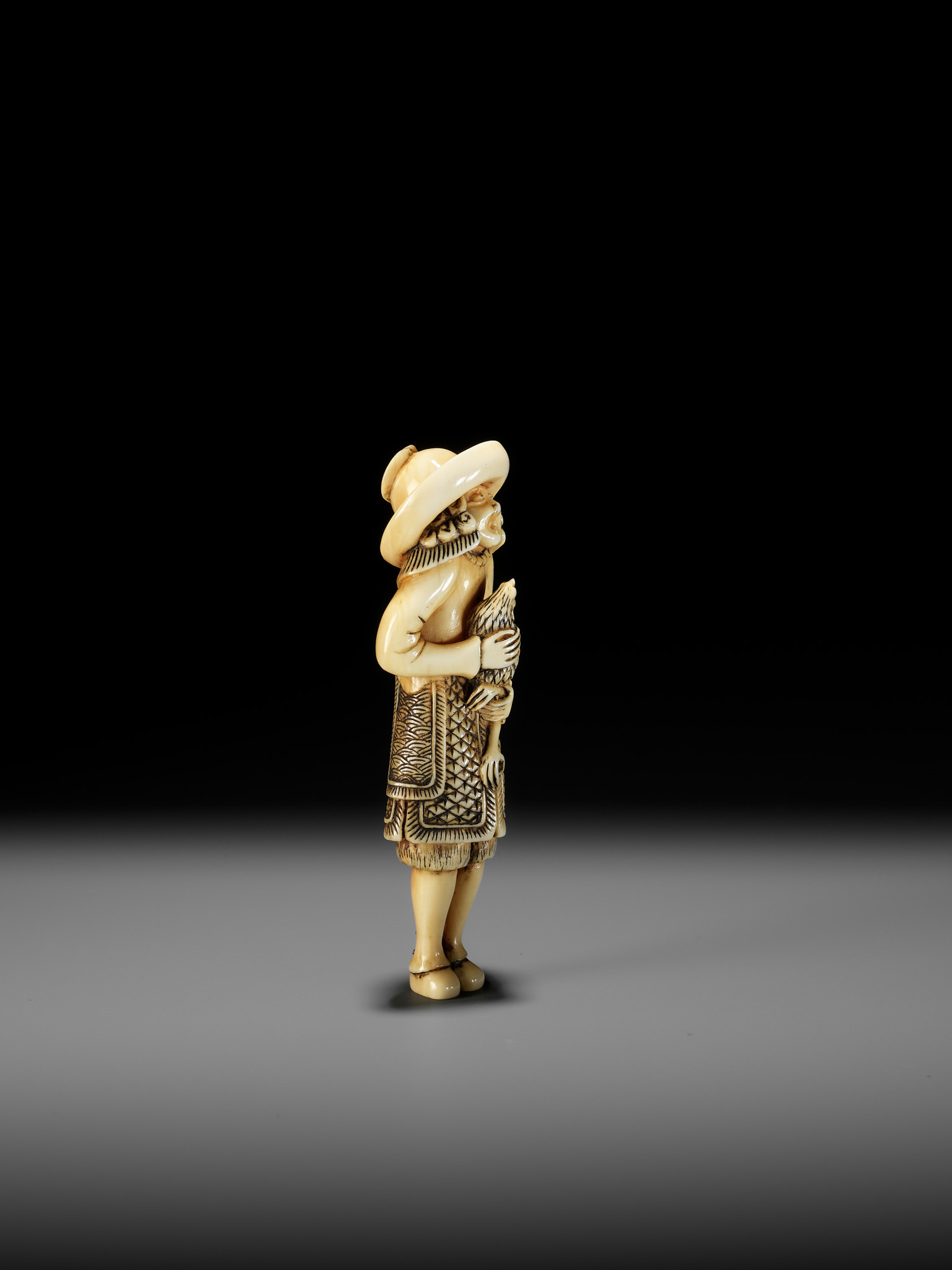 A FINE IVORY NETSUKE OF A DUTCHMAN WITH COCKEREL - Image 7 of 13