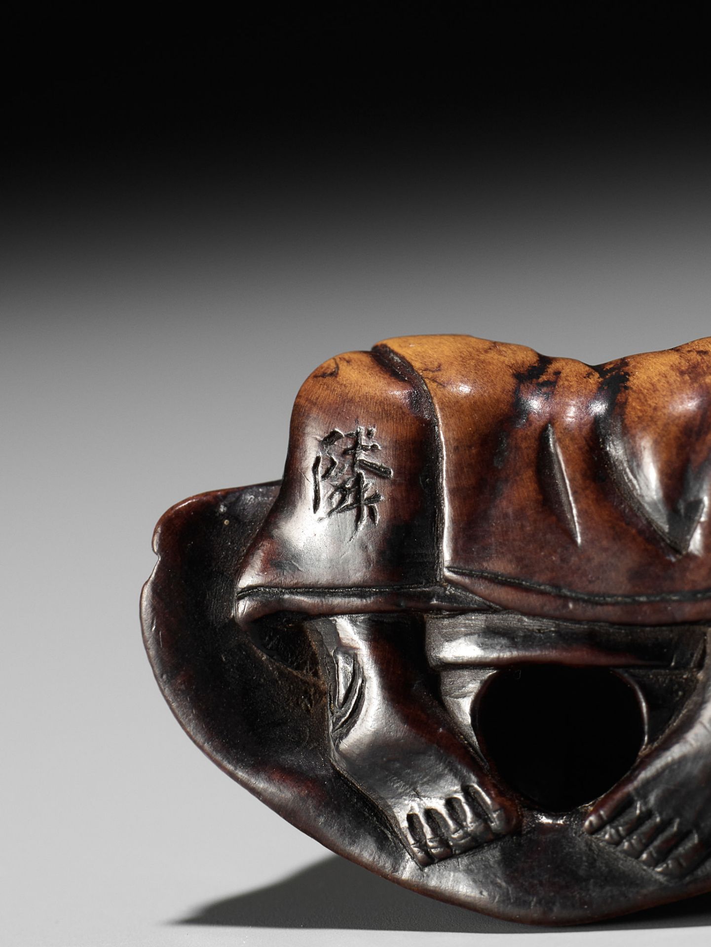 FUJI: A WOOD NETSUKE OF A RAKUGOKA, STORYTELLER - Bild 9 aus 9