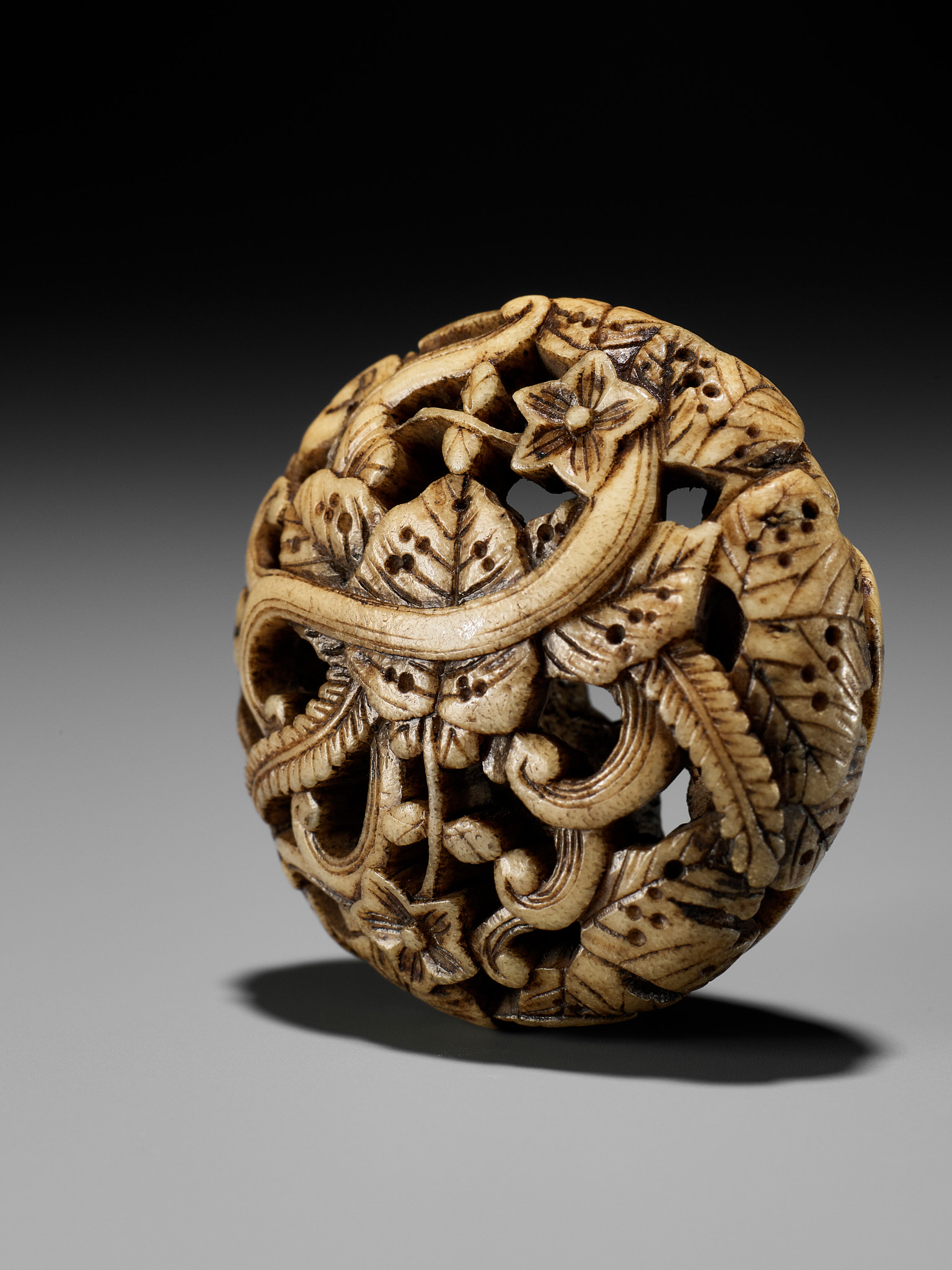 AN ANTLER RYUSA MANJU NETSUKE WITH FLORAL DESIGN - Image 3 of 11