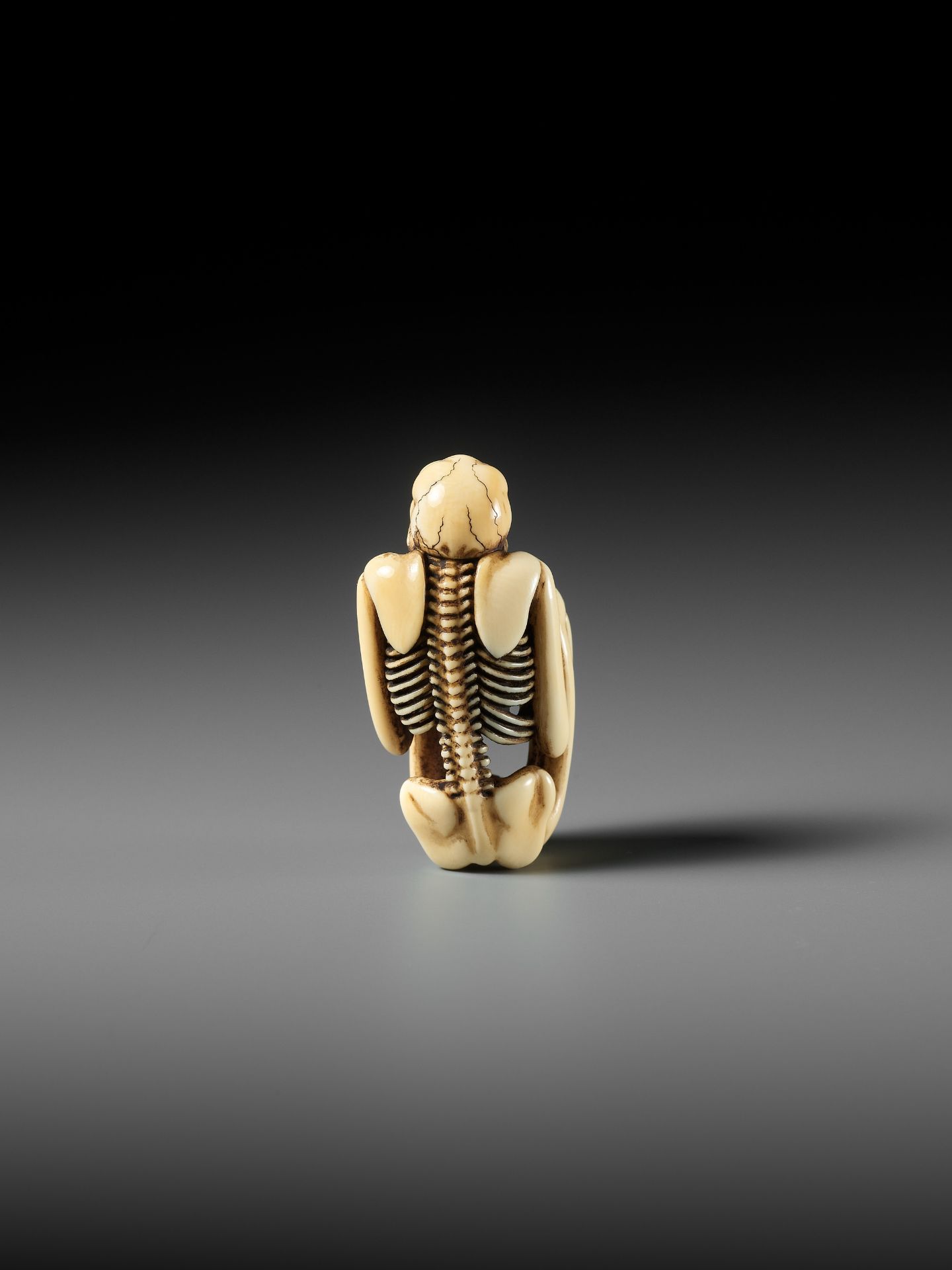 A FINE IVORY NETSUKE OF A SKELETON - Image 3 of 13