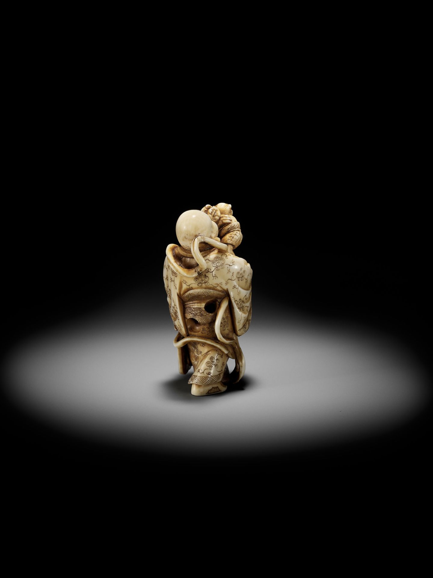 GYOKUZAN: AN AMUSING IVORY NETSUKE OF HOTEI WITH WRESTLING ONI - Bild 7 aus 11