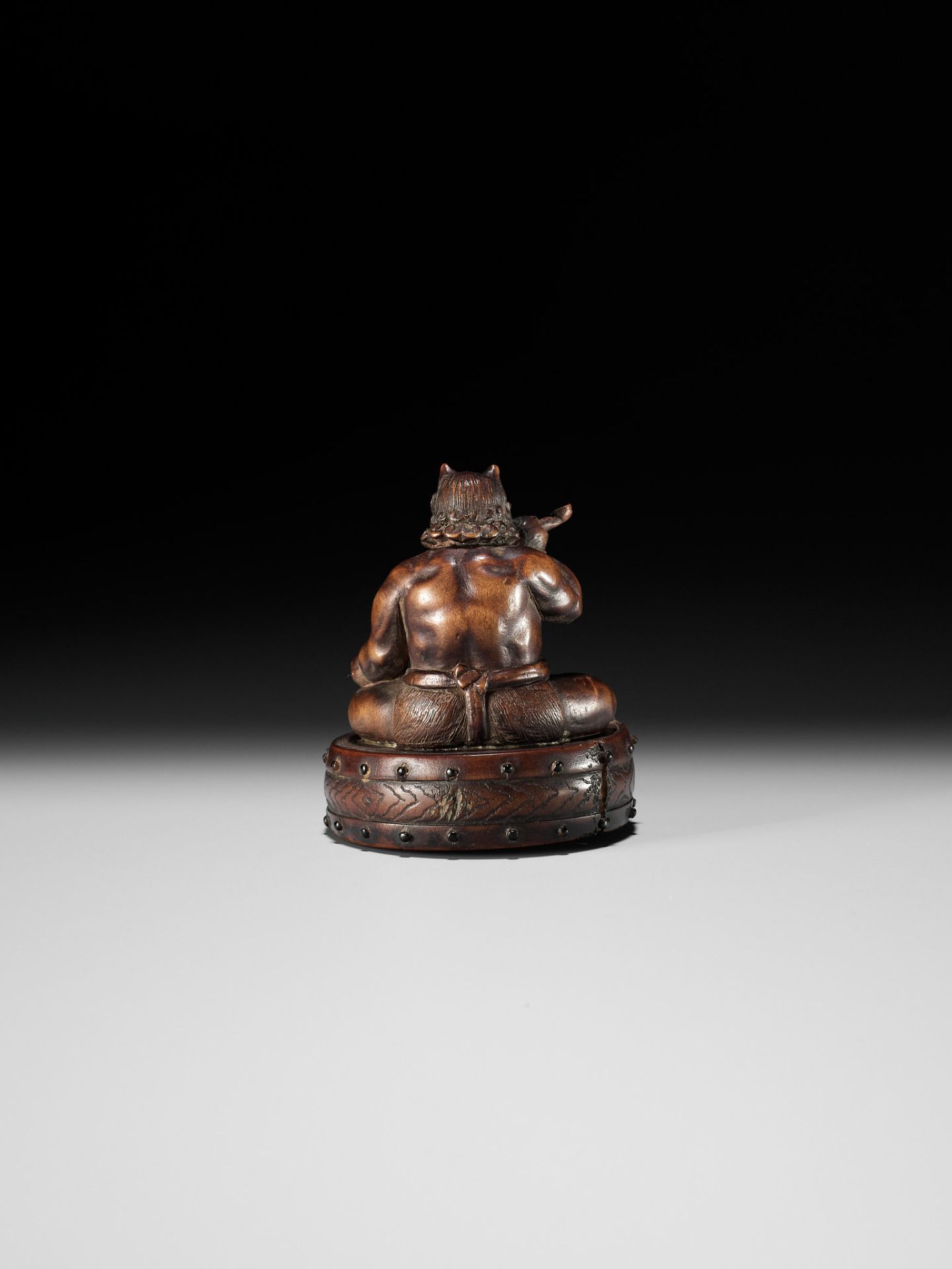 GYOKKOSAI: A HUMOROUS WOOD NETSUKE OF RAIJIN TAKING A SMOKE BREAK - Image 6 of 12