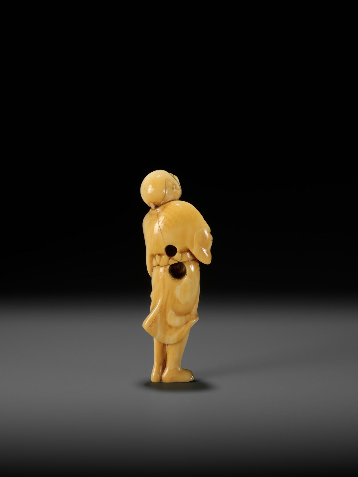 AN EARLY OSAKA SCHOOL IVORY NETSUKE OF A LAUGHING EGG-TESTER - Bild 3 aus 12