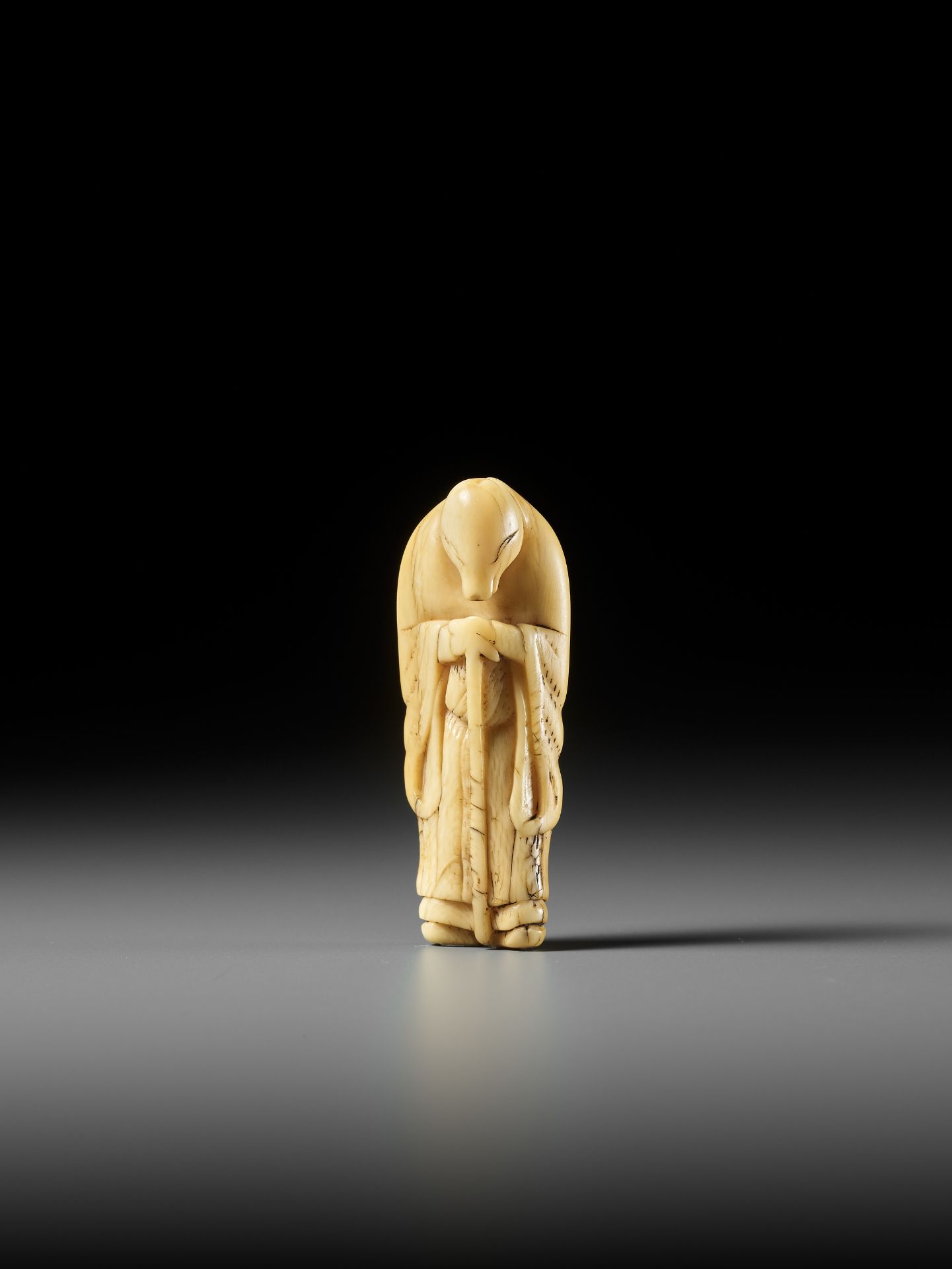 A FINE IVORY NETSUKE OF A FOX PRIEST (HAKUZOSU) - Image 3 of 9