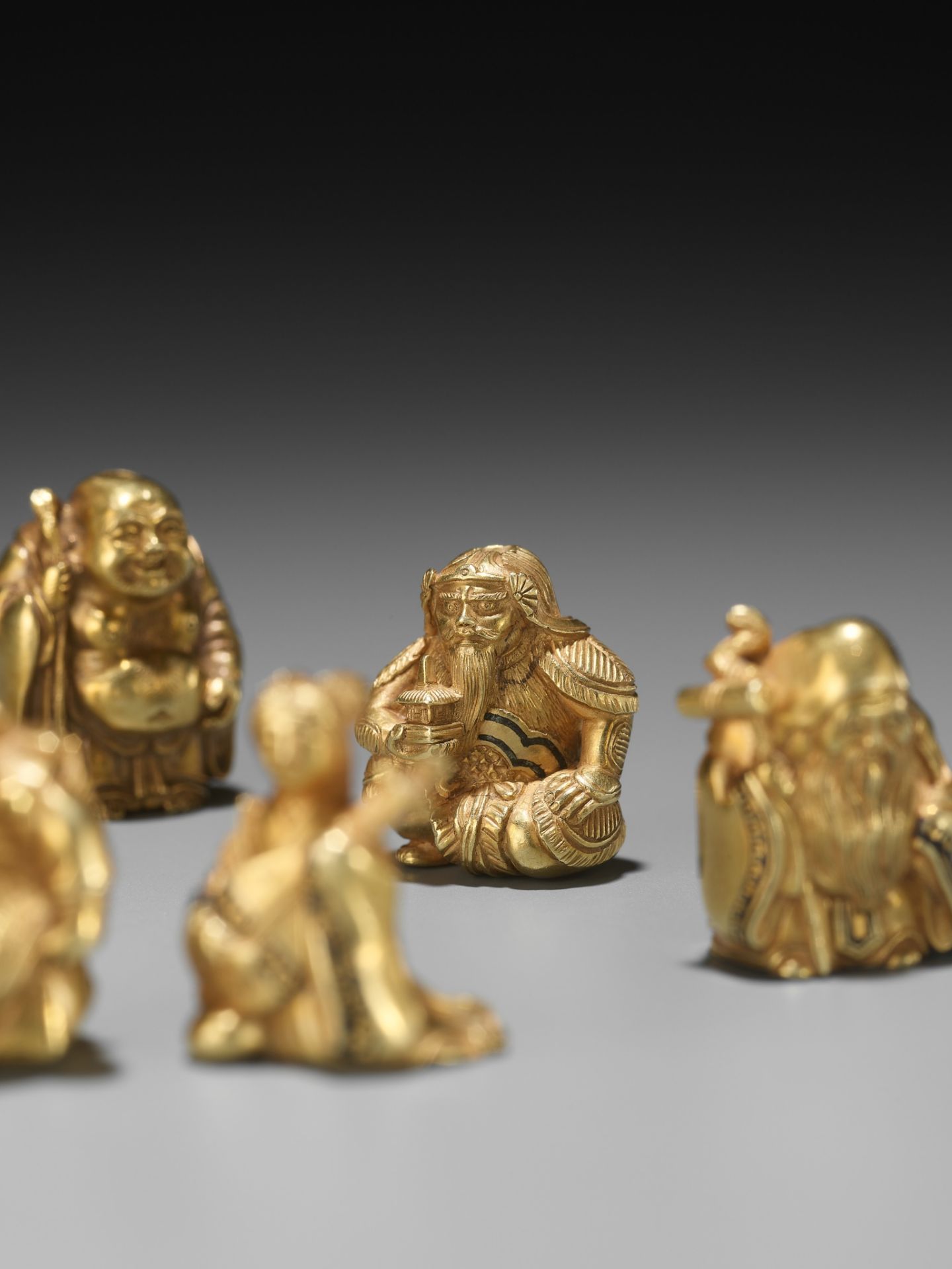 TAKACHIKA: A VERY RARE SOLID GOLD OJIME SET OF THE SEVEN LUCKY GODS (SHICHIFUKUJIN) - Bild 8 aus 61