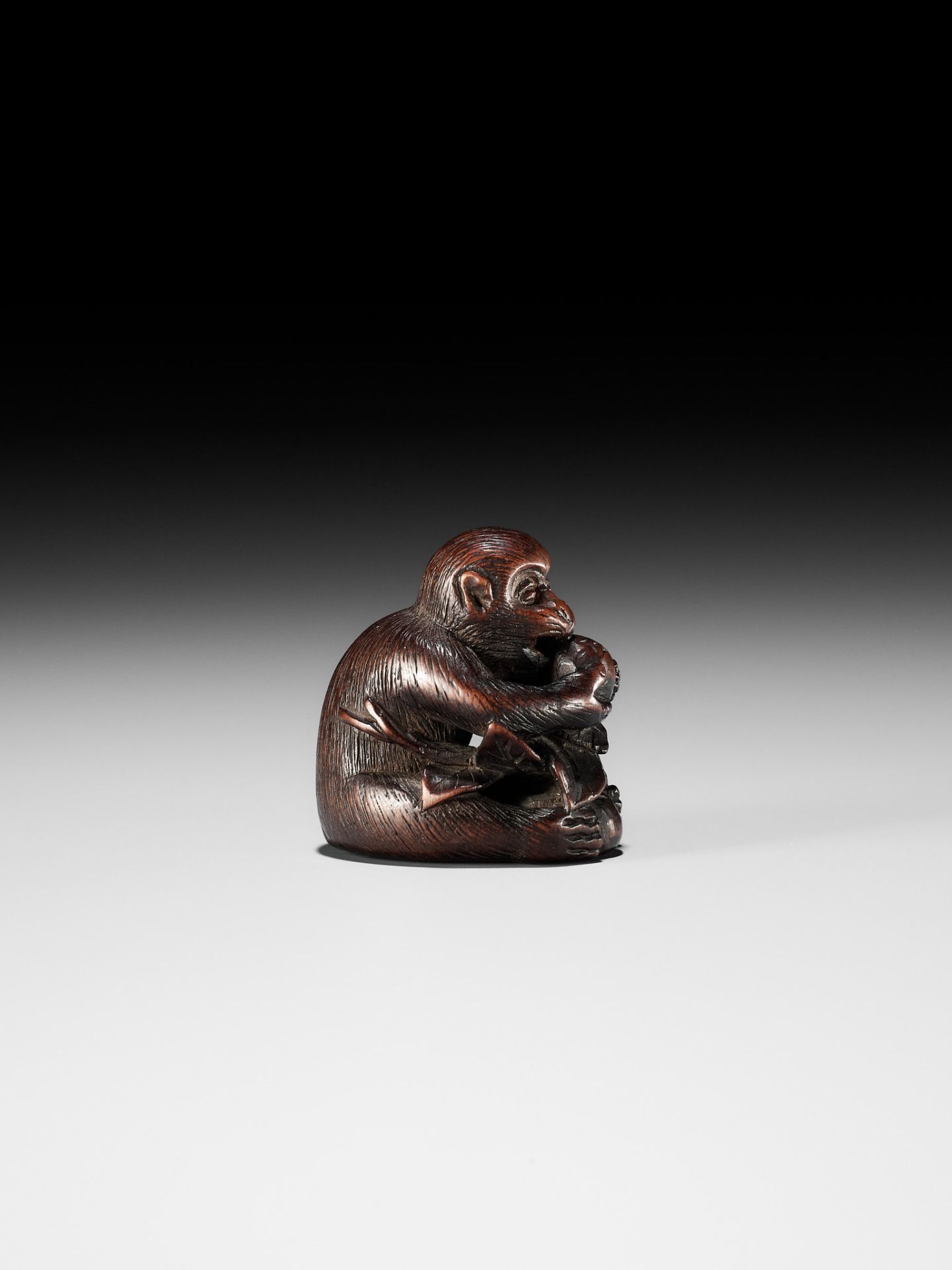 BUNCHO: A FINE WOOD NETSUKE OF A MONKEY EATING PERSIMMONS - Bild 8 aus 12