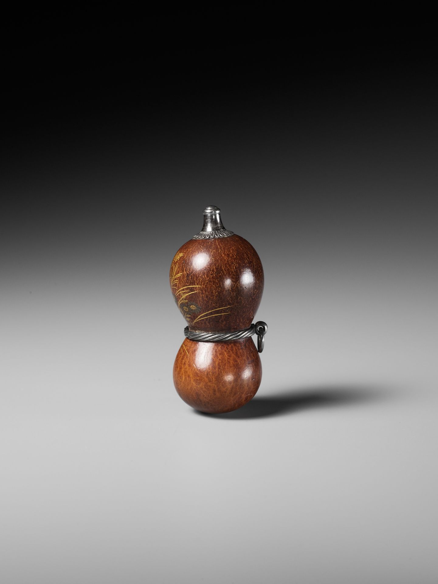 A FINE AND LARGE LACQUERED GOURD NETSUKE WITH A CHUBBY HARE AMONGST AUTUMN GRASSES - Image 5 of 11