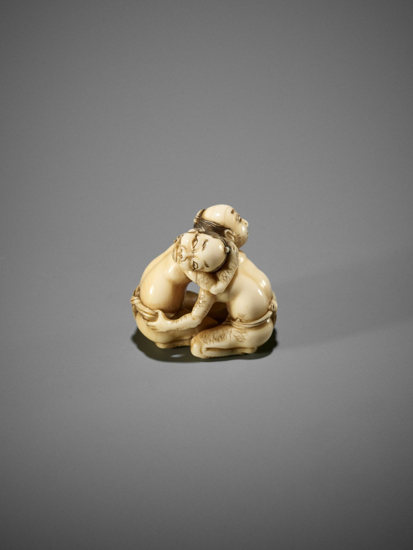 DORAKU: A SUPERB IVORY NETSUKE OF TWO WRESTLING DRUNKS - Bild 8 aus 23