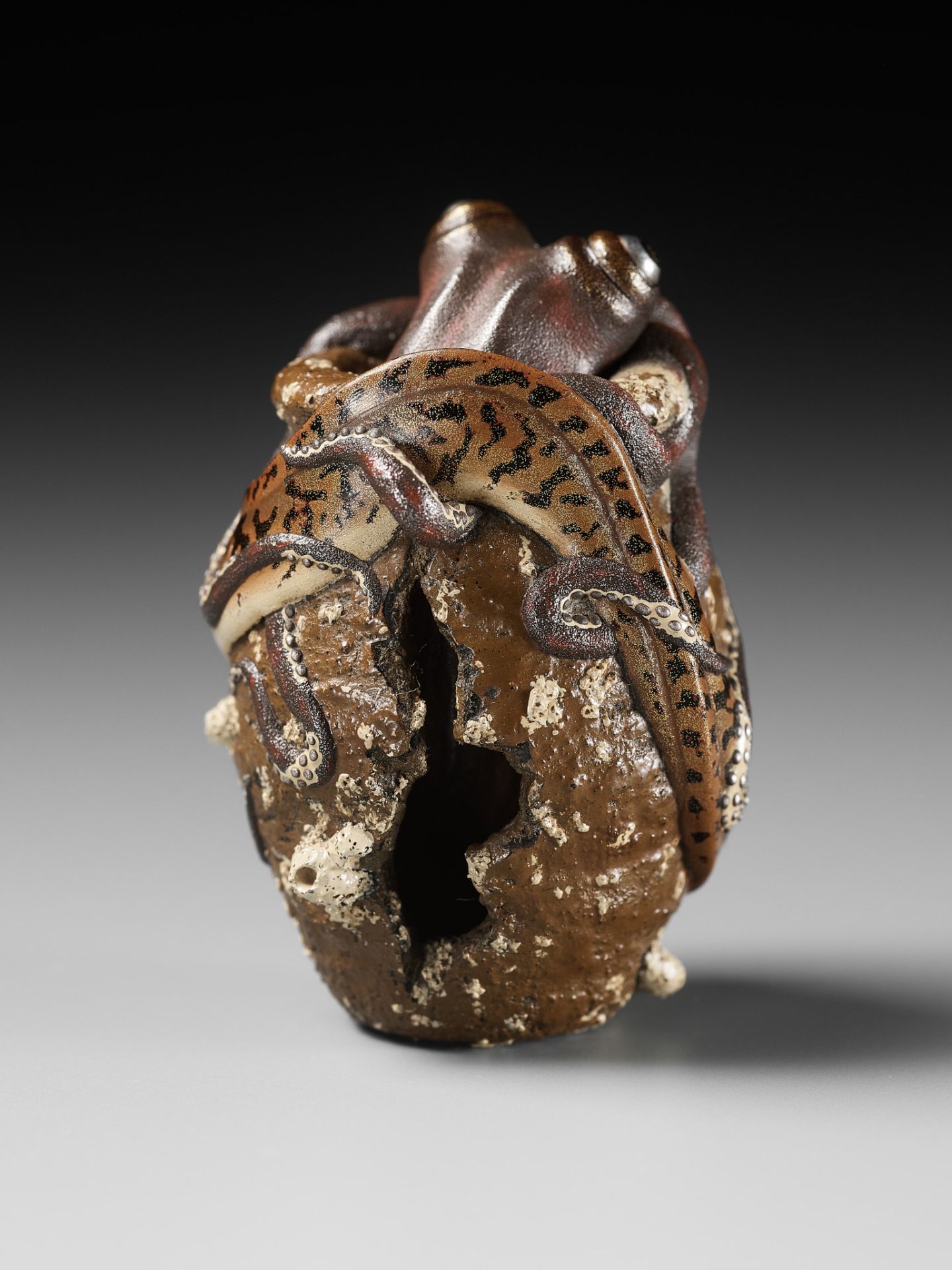 UNRYUAN: A SUPERB CONTEMPORARY LACQUER NETSUKE OF A TAKOTSUBO, OCTOPUS POT - Image 3 of 21