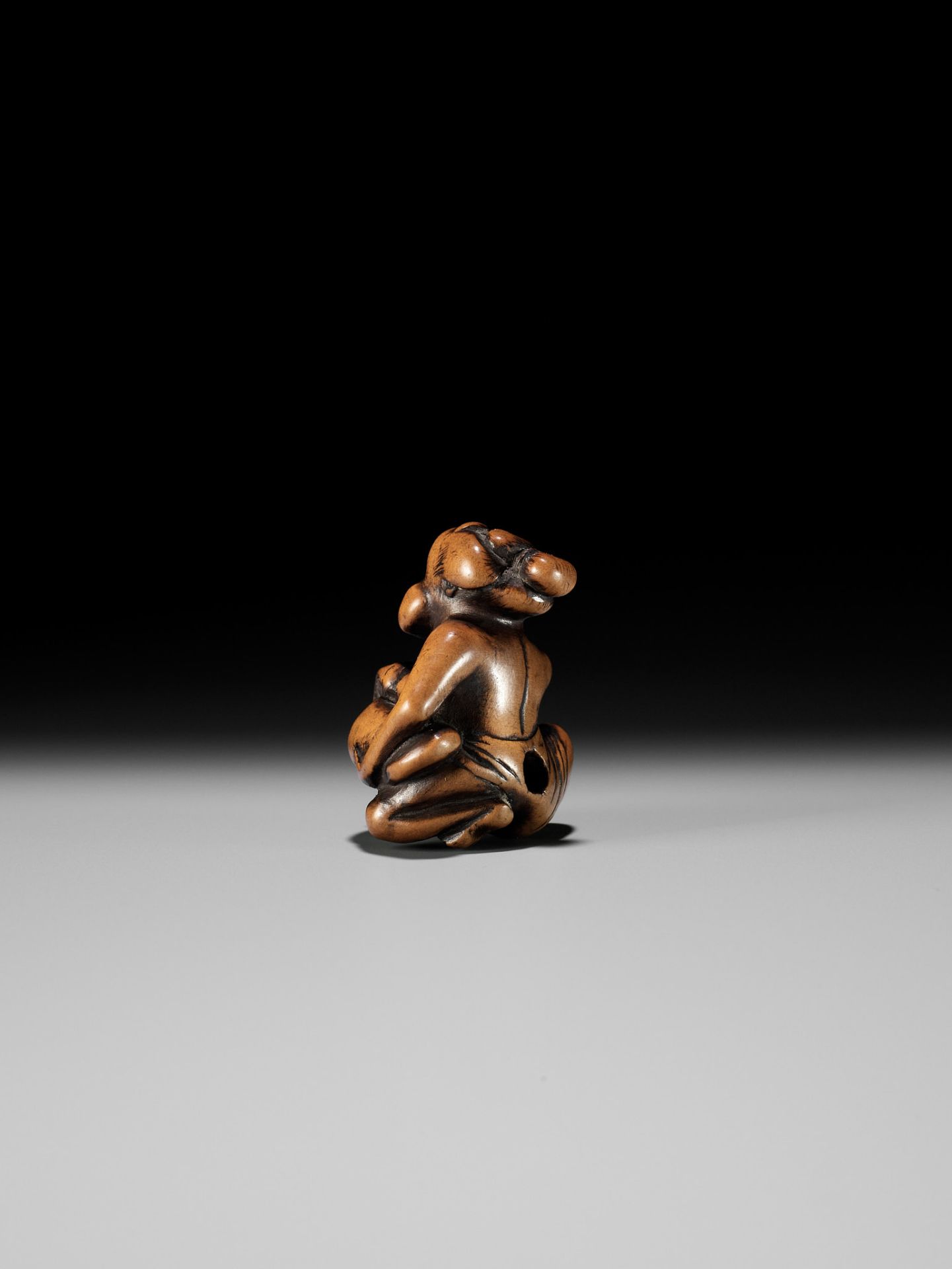 A WOOD SHUNGA NETSUKE OF OKAME CRADLING A HUGE MUSHROOM - Image 7 of 11