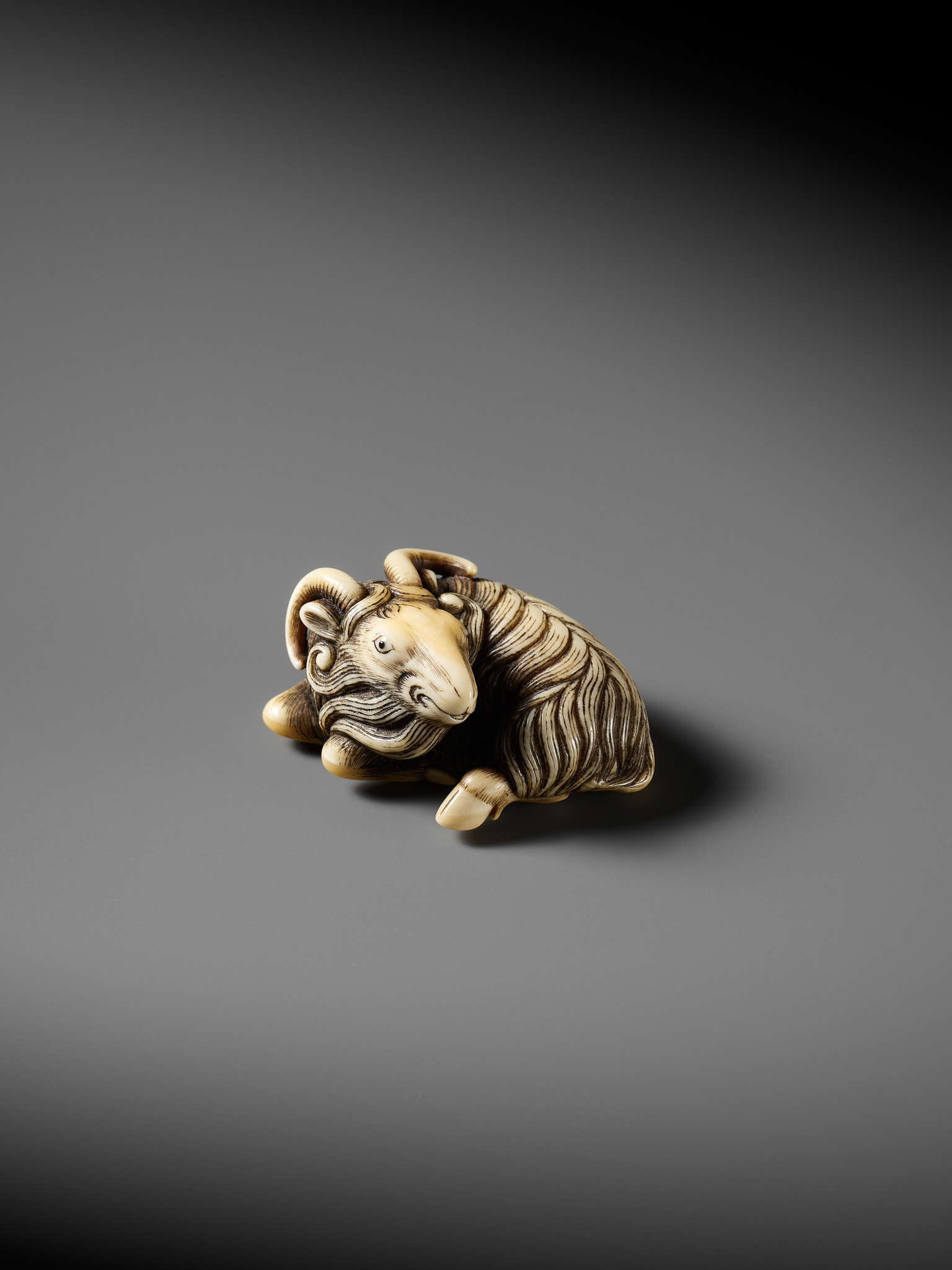 A FINE MARINE IVORY NETSUKE OF A RECLINING GOAT - Bild 10 aus 12