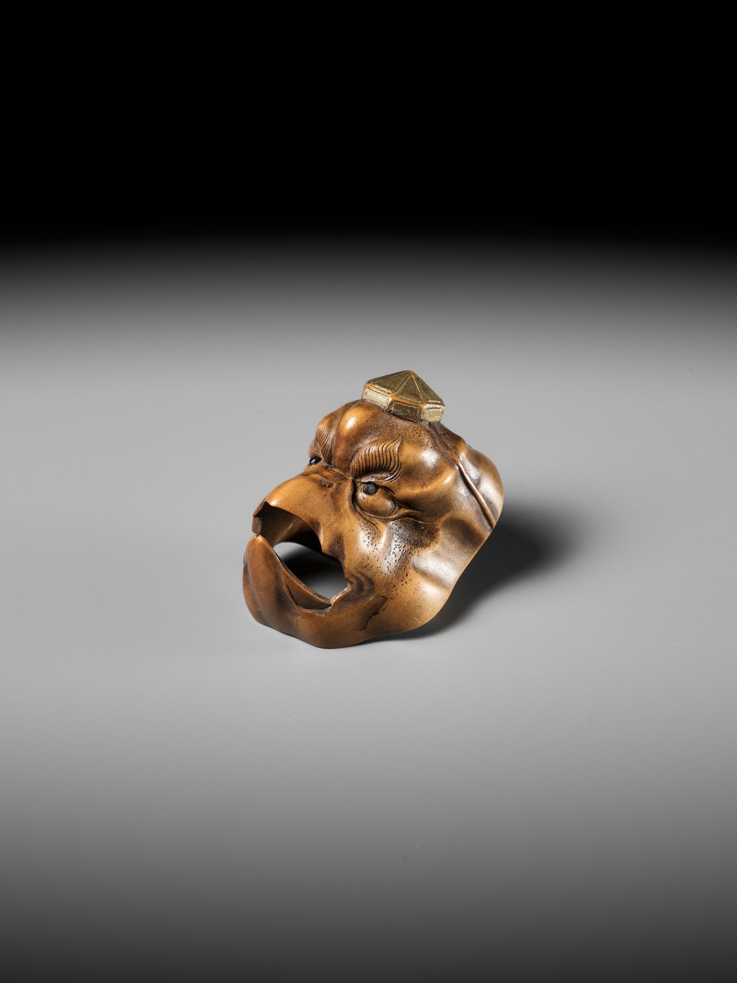 A PALE BOXWOOD MASK NETSUKE OF A KARASU TENGU, ATTRIBUTED TO KOKEISAI SANSHO - Image 10 of 11