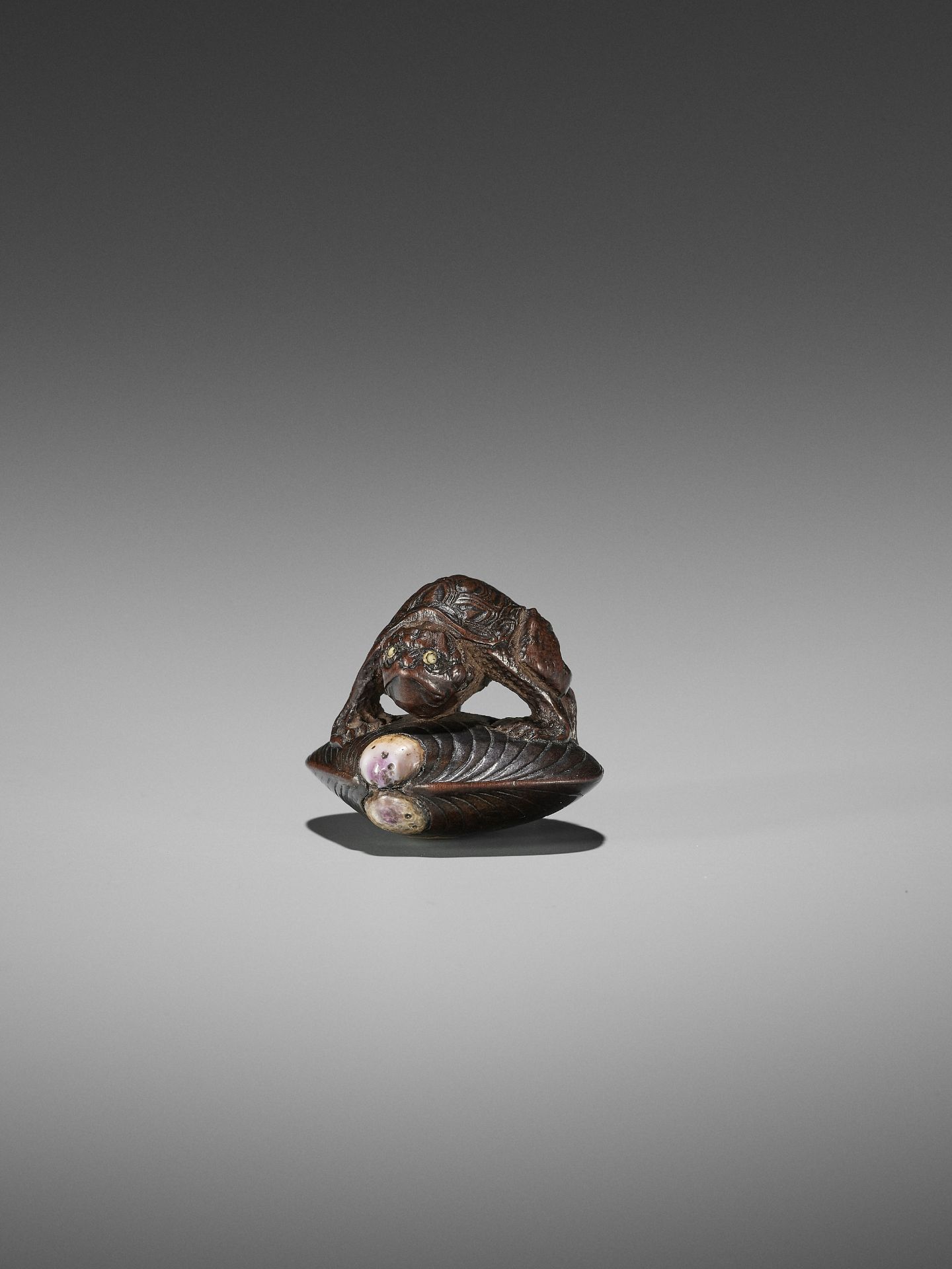 AN AMUSING INLAID WOOD NETSUKE OF A KAPPA ON HAMAGURI CLAM - Bild 3 aus 10