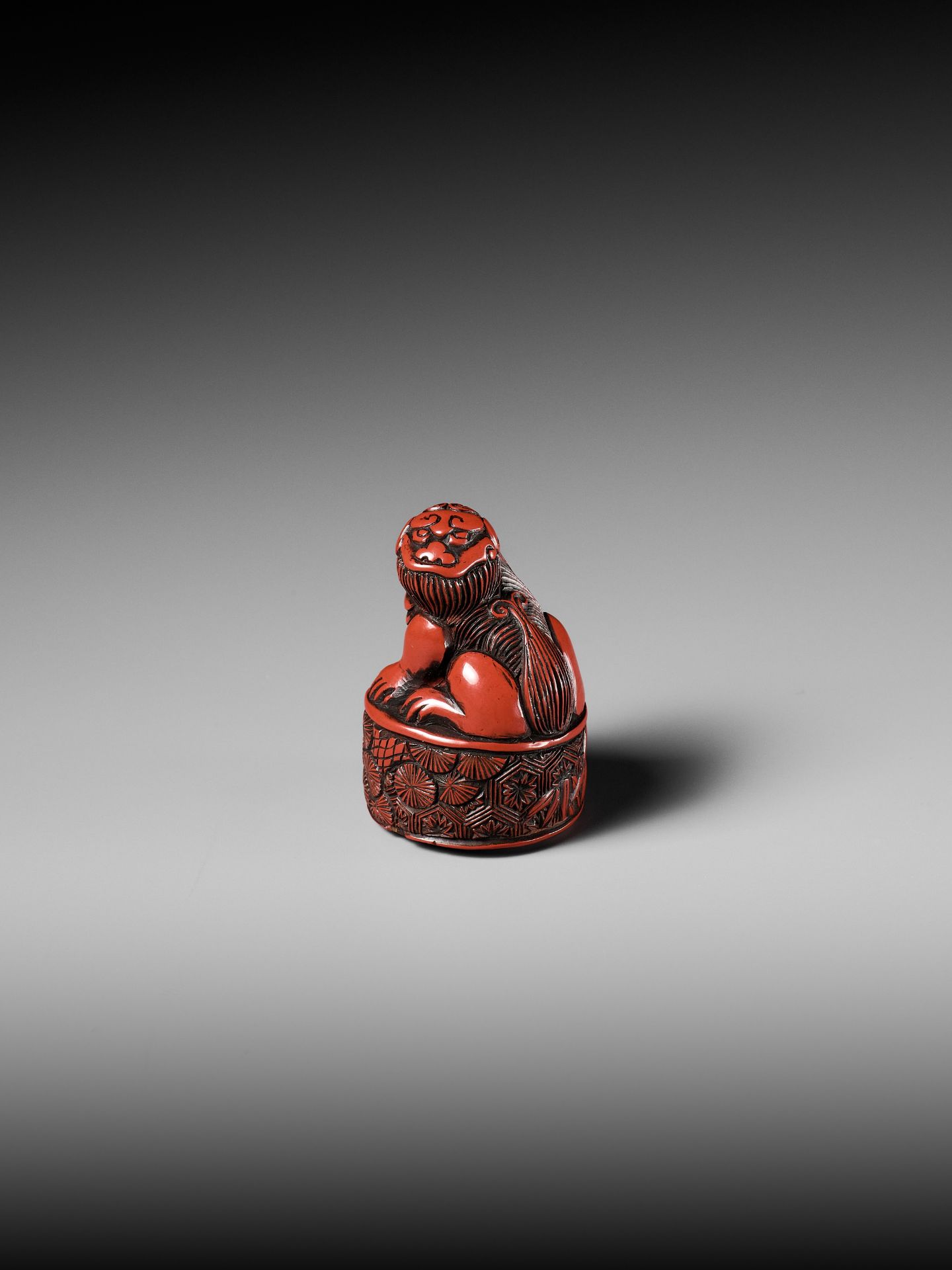 A RARE TSUISHU (CARVED RED LACQUER) INGYO (SEAL) NETSUKE OF A SHISHI - Bild 4 aus 10