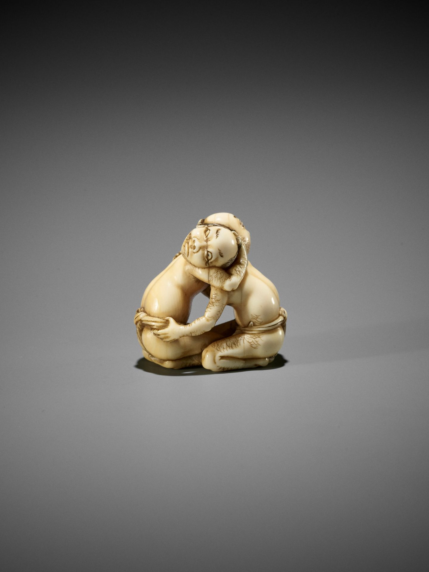 DORAKU: A SUPERB IVORY NETSUKE OF TWO WRESTLING DRUNKS - Bild 16 aus 23