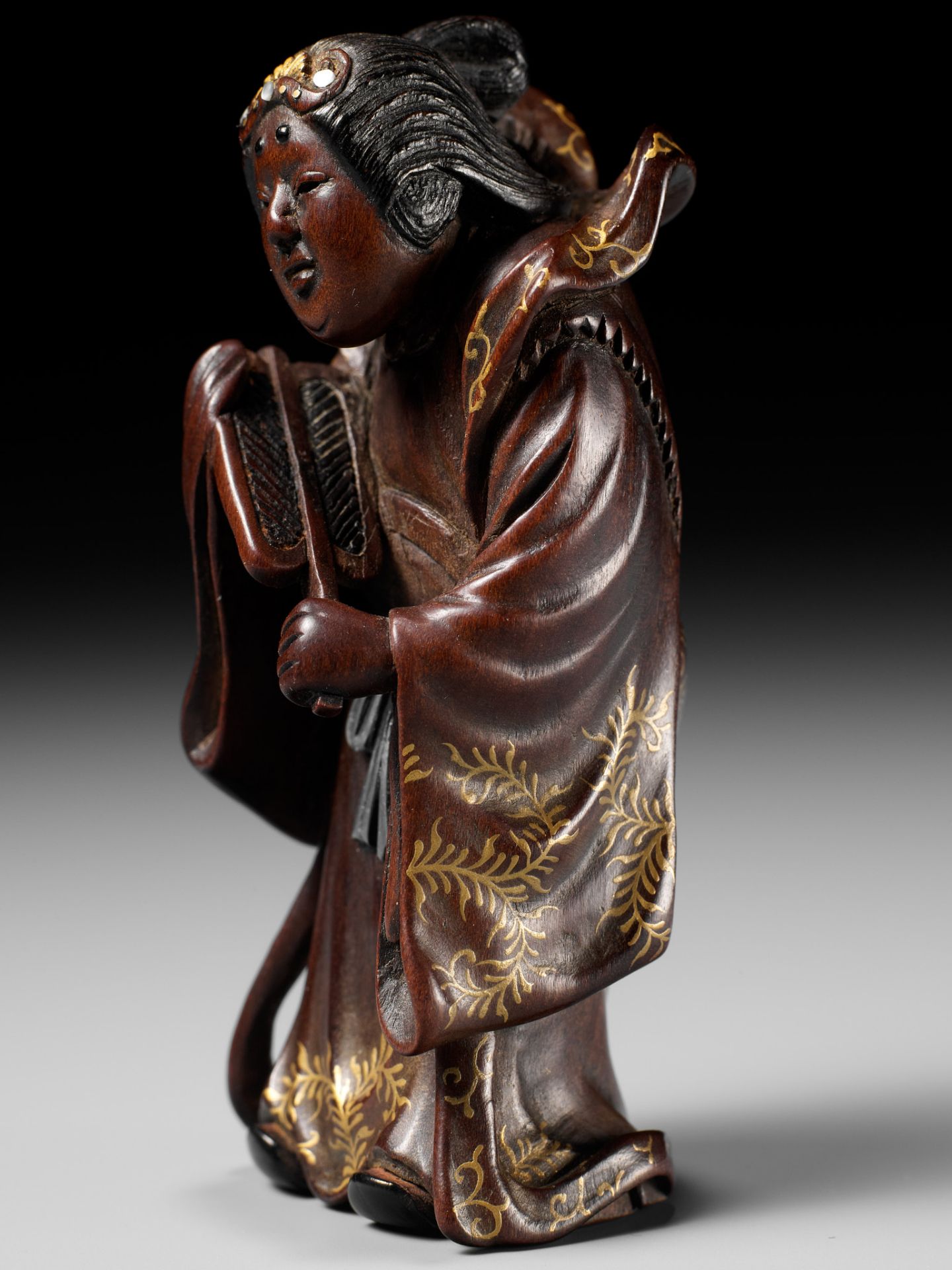 KYOKUSEI: A SUPERB AND LARGE LACQUERED AND INLAID WOOD NETSUKE OF BENTEN - Image 4 of 15