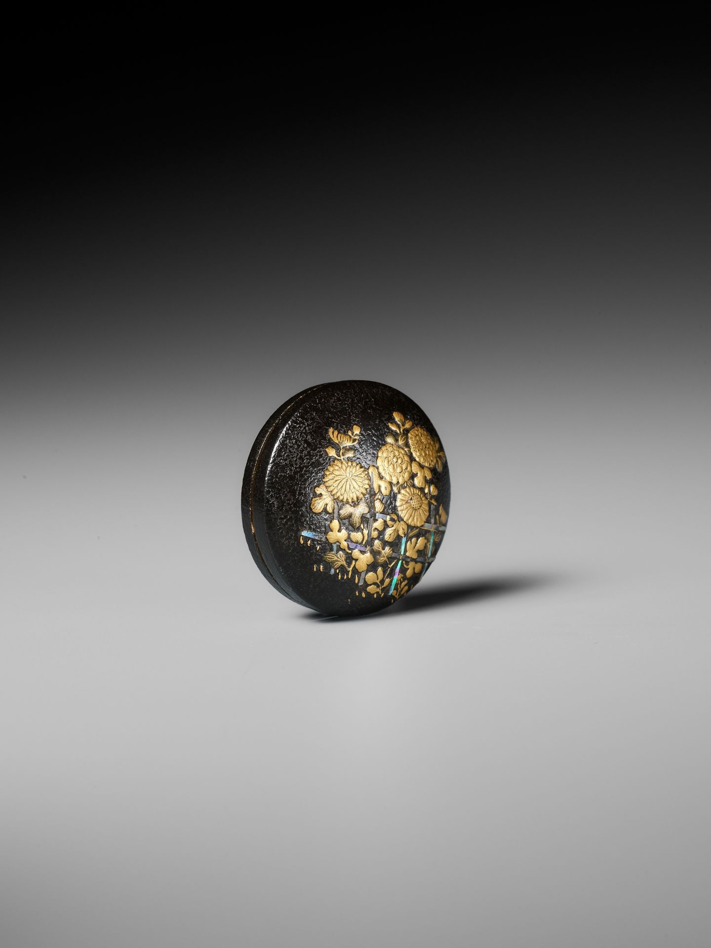 A LACQUERED WOOD MANJU NETSUKE DEPICTING CHRYSANTHEMUMS BY A FENCE - Image 5 of 8