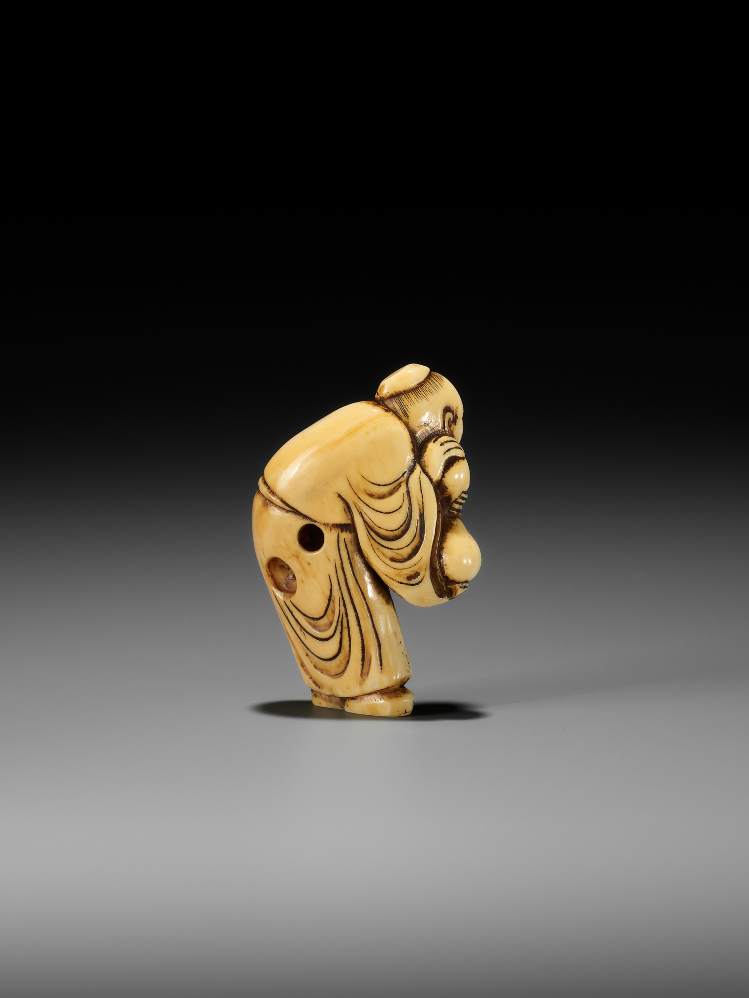 AN EARLY IVORY NETSUKE OF A CHINESE IMMORTAL WITH A GOURD - Image 2 of 13