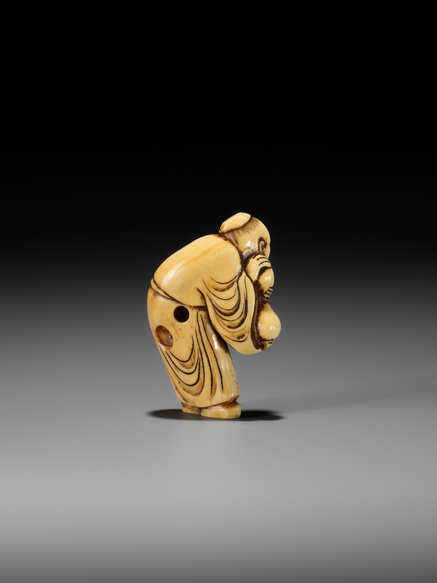 AN EARLY IVORY NETSUKE OF A CHINESE IMMORTAL WITH A GOURD - Image 2 of 13