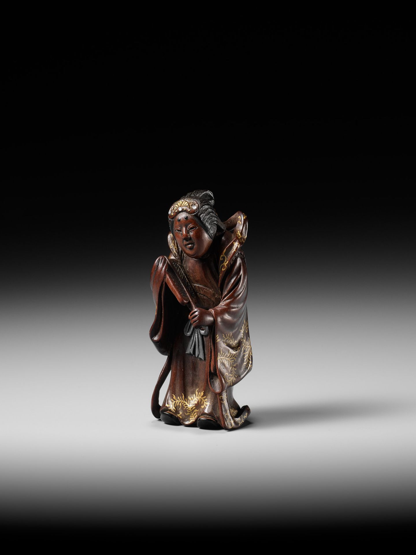 KYOKUSEI: A SUPERB AND LARGE LACQUERED AND INLAID WOOD NETSUKE OF BENTEN - Image 8 of 15