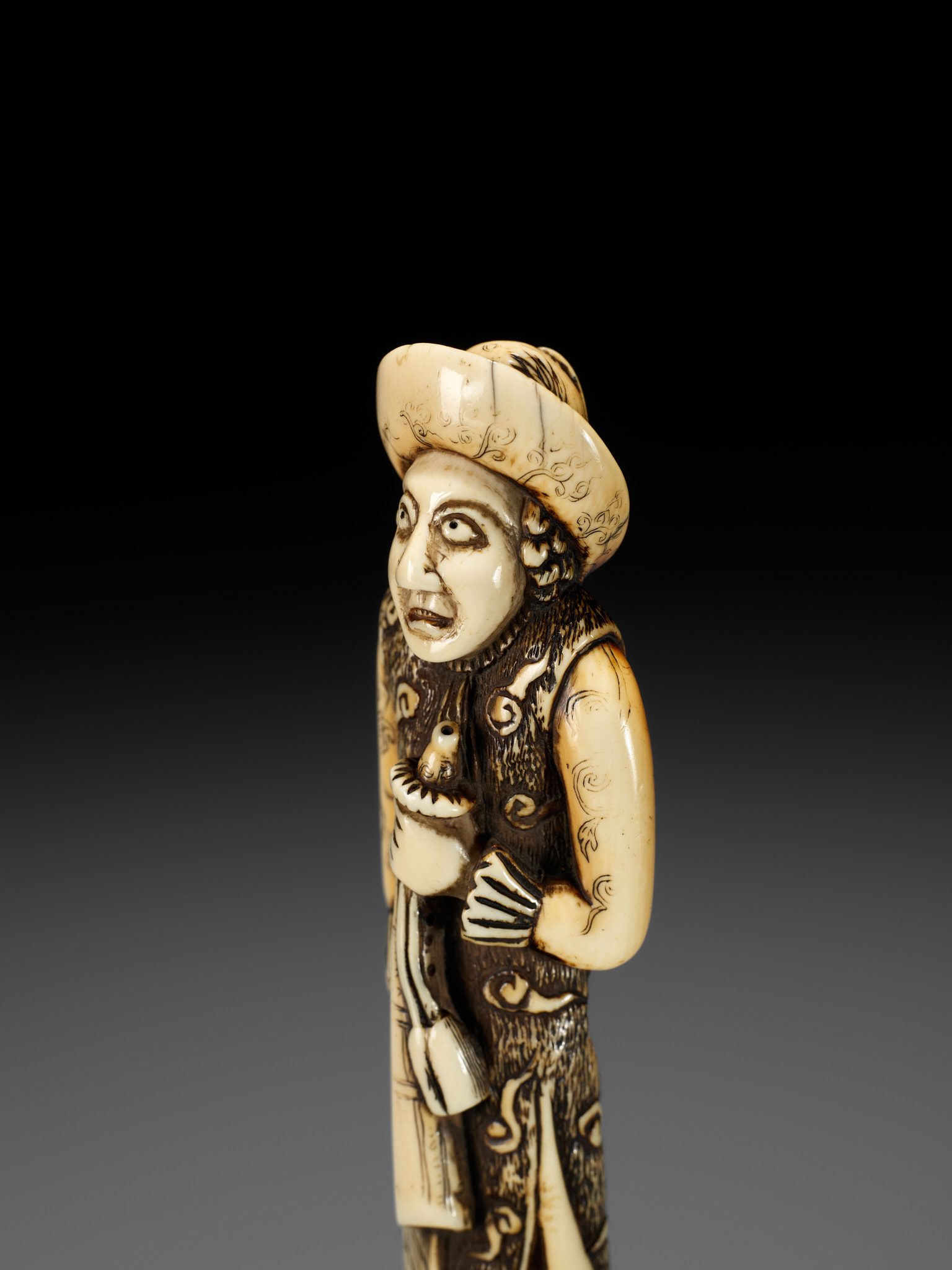 A SUPERB AND LARGE IVORY NETSUKE OF A DUTCHMAN WITH A TRUMPET - Image 4 of 21