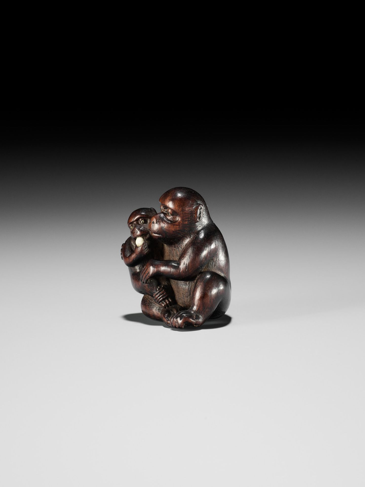 HIDECHIKA: A CHARMING INLAID WOOD NETSUKE OF A MONKEY FEEDING YOUNG - Bild 4 aus 10