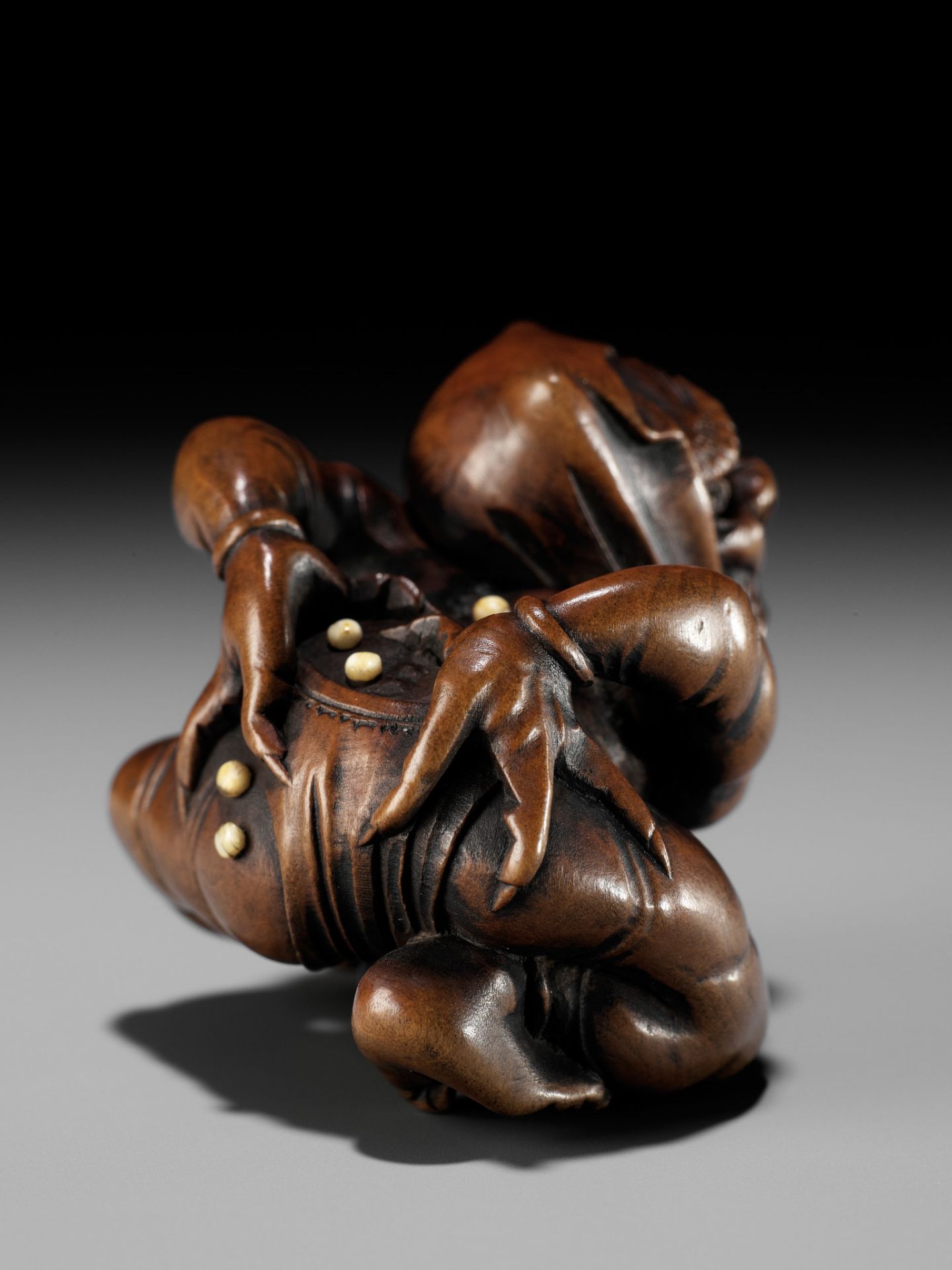 HOSHUNSAI MASAYUKI: A SUPERB INLAID WOOD NETSUKE OF AN ONI AT SETSUBUN - Bild 2 aus 15