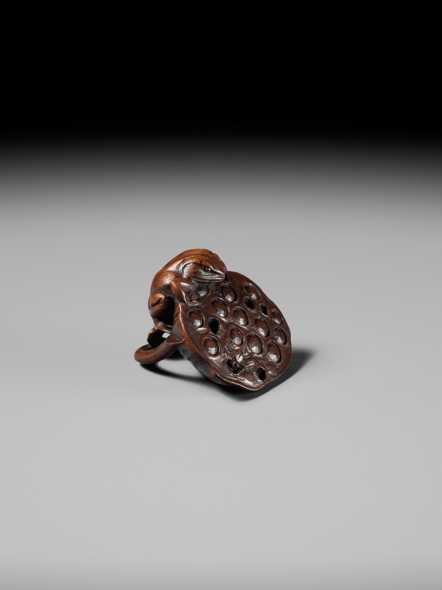 A RARE WOOD NETSUKE OF A FROG HUNTING A SPIDER ON A LOTUS POD - Bild 3 aus 11