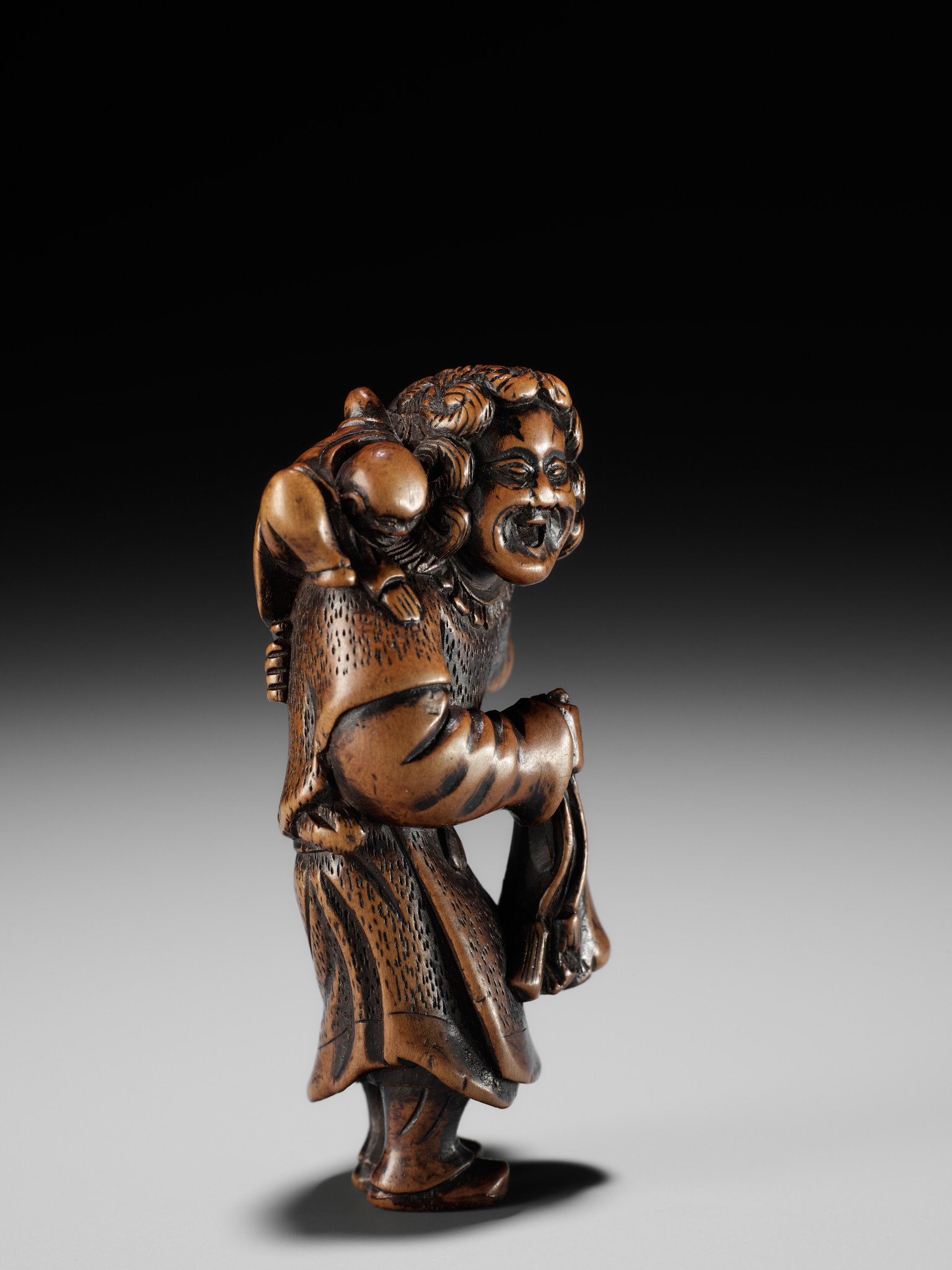 A GOOD WOOD NETSUKE OF A DUTCHMAN WITH CHILD - Image 2 of 11