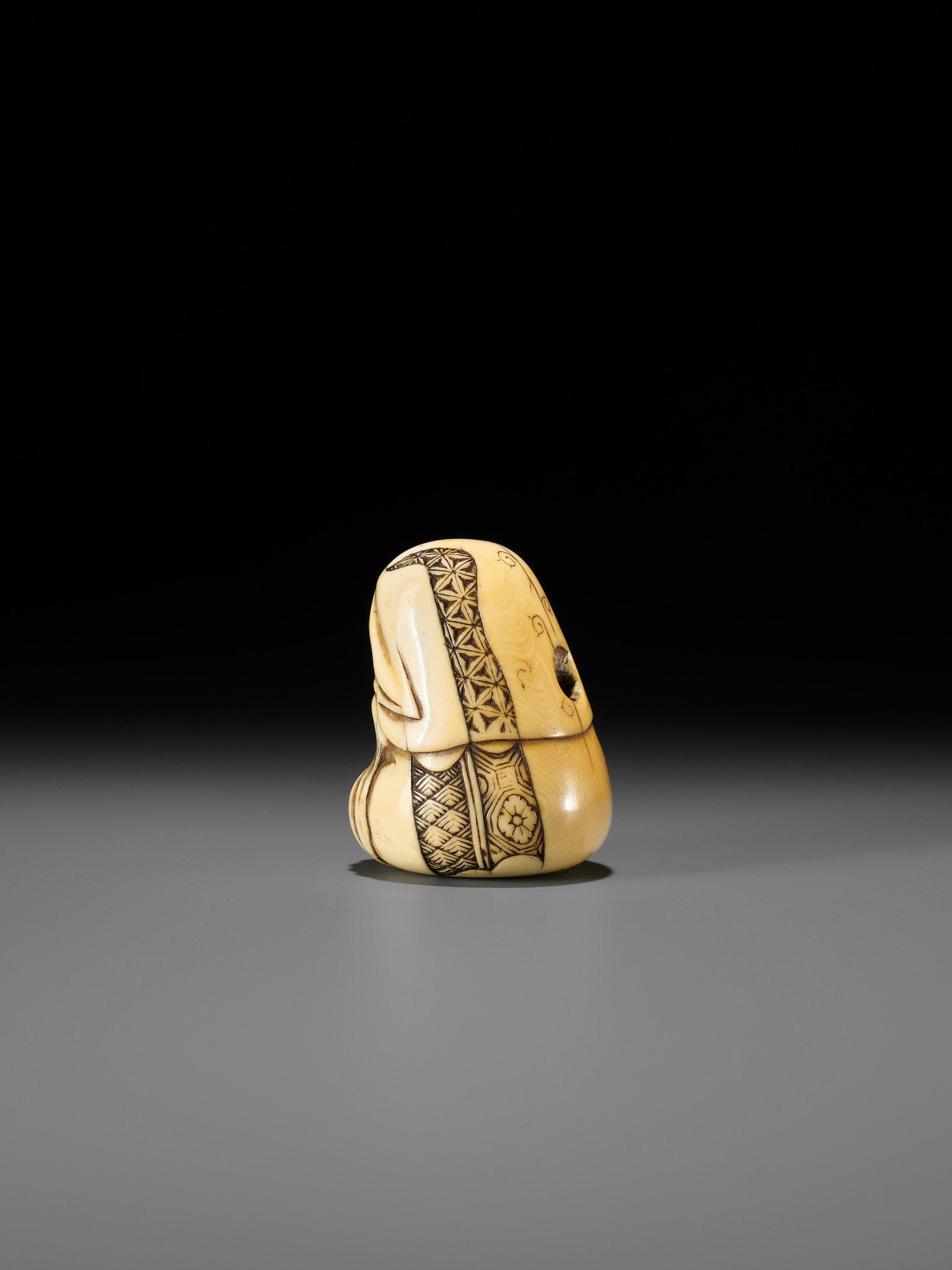 A FINE IVORY NETSUKE OF A JUROJIN DOLL, ATTRIBUTED TO HIDEMASA - Image 6 of 11