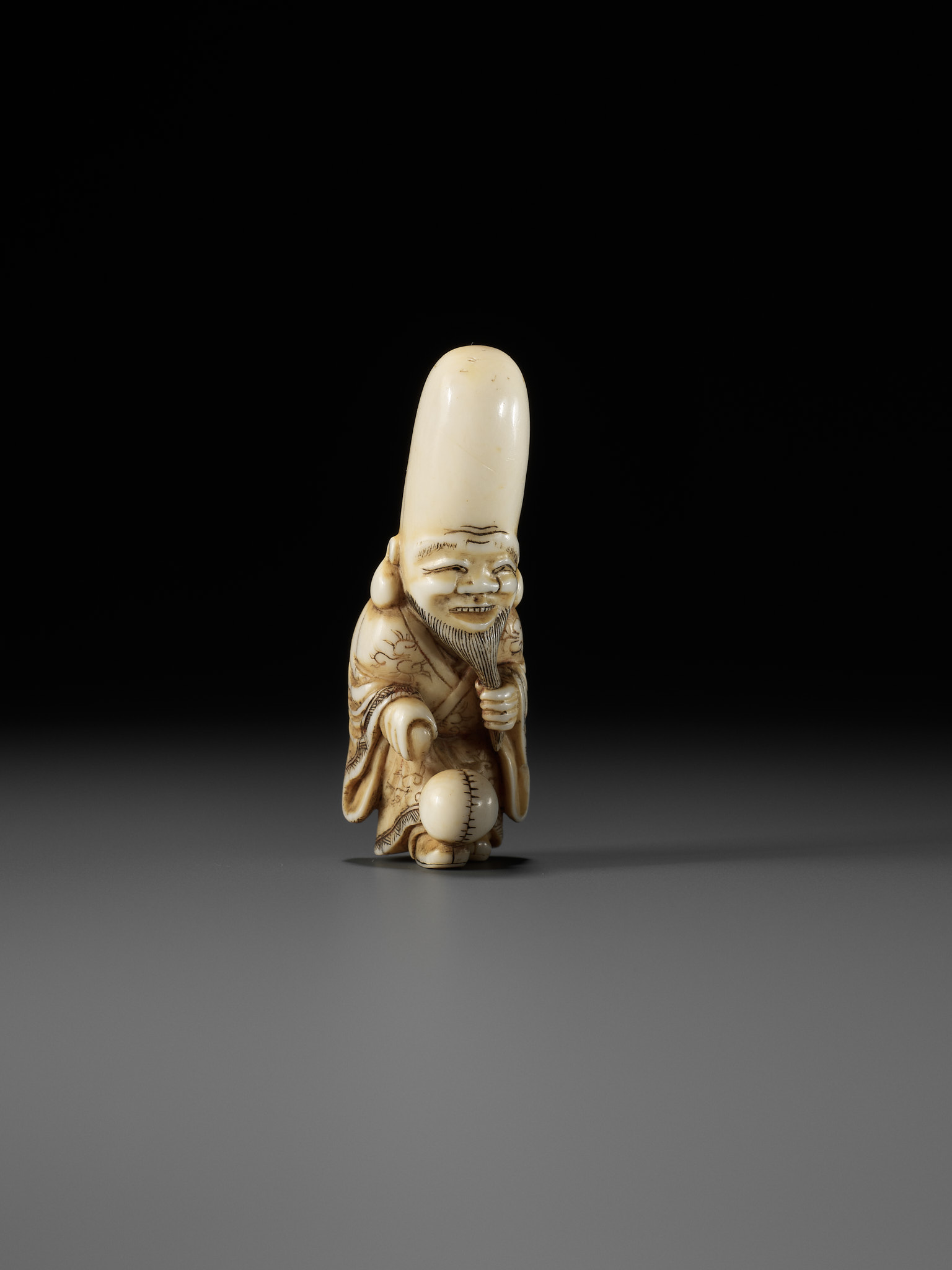 AN OSAKA SCHOOL IVORY NETSUKE OF FUKUROKUJU PLAYING KEMARI - Bild 8 aus 10