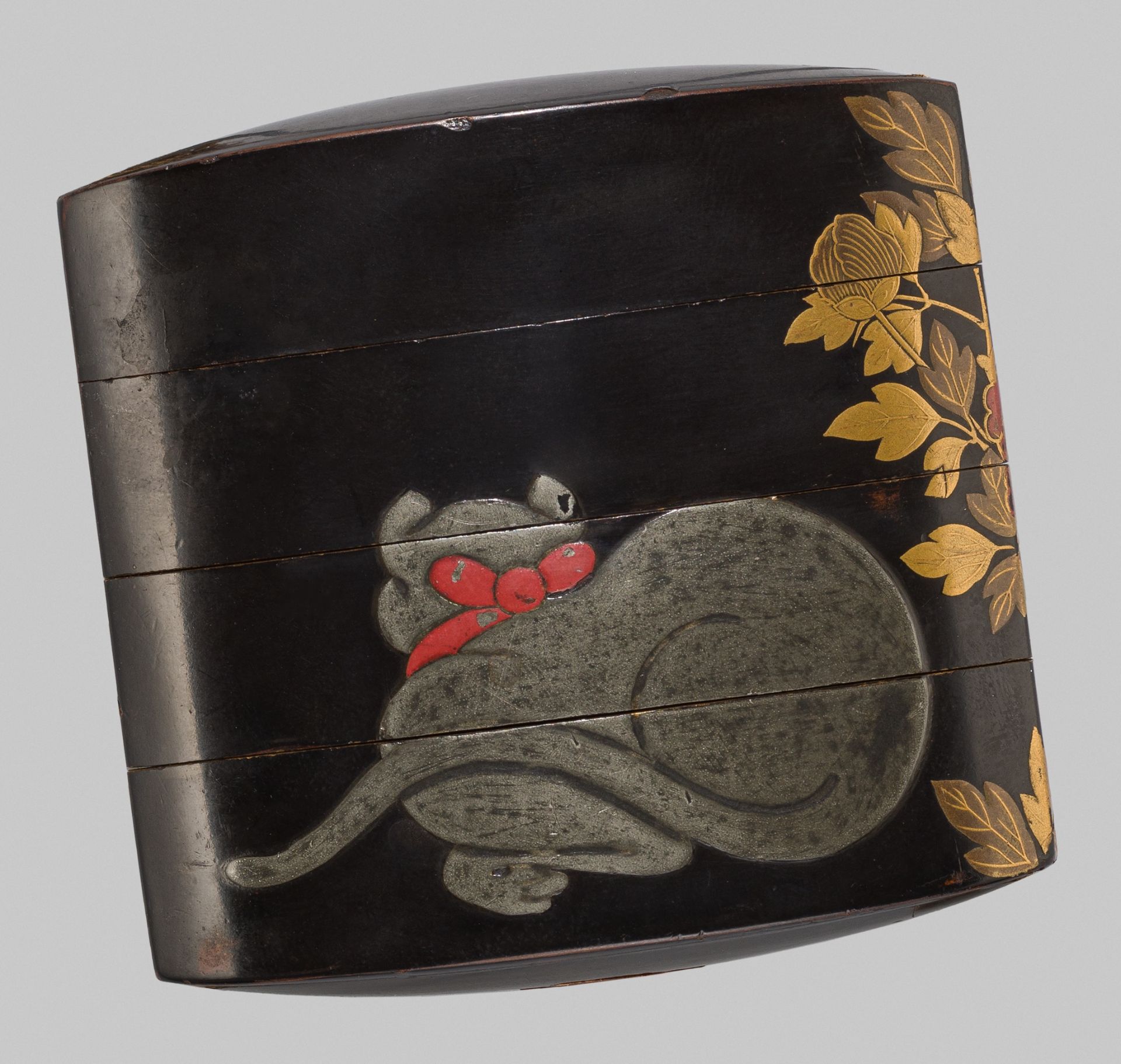 A BLACK LACQUER THREE-CASE INRO WITH A CAT AND BUTTERFLY - Bild 4 aus 6