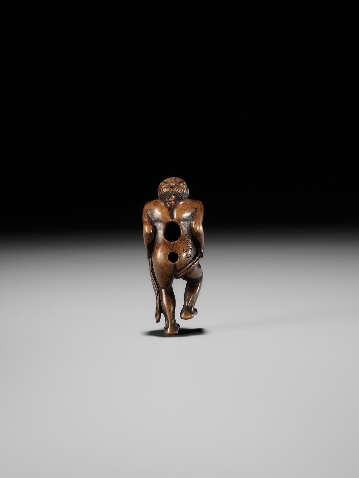 TOUN: AN AMUSING WOOD NETSUKE OF A NAKED MAN TYING HIS FUNDOSHI - Image 3 of 11