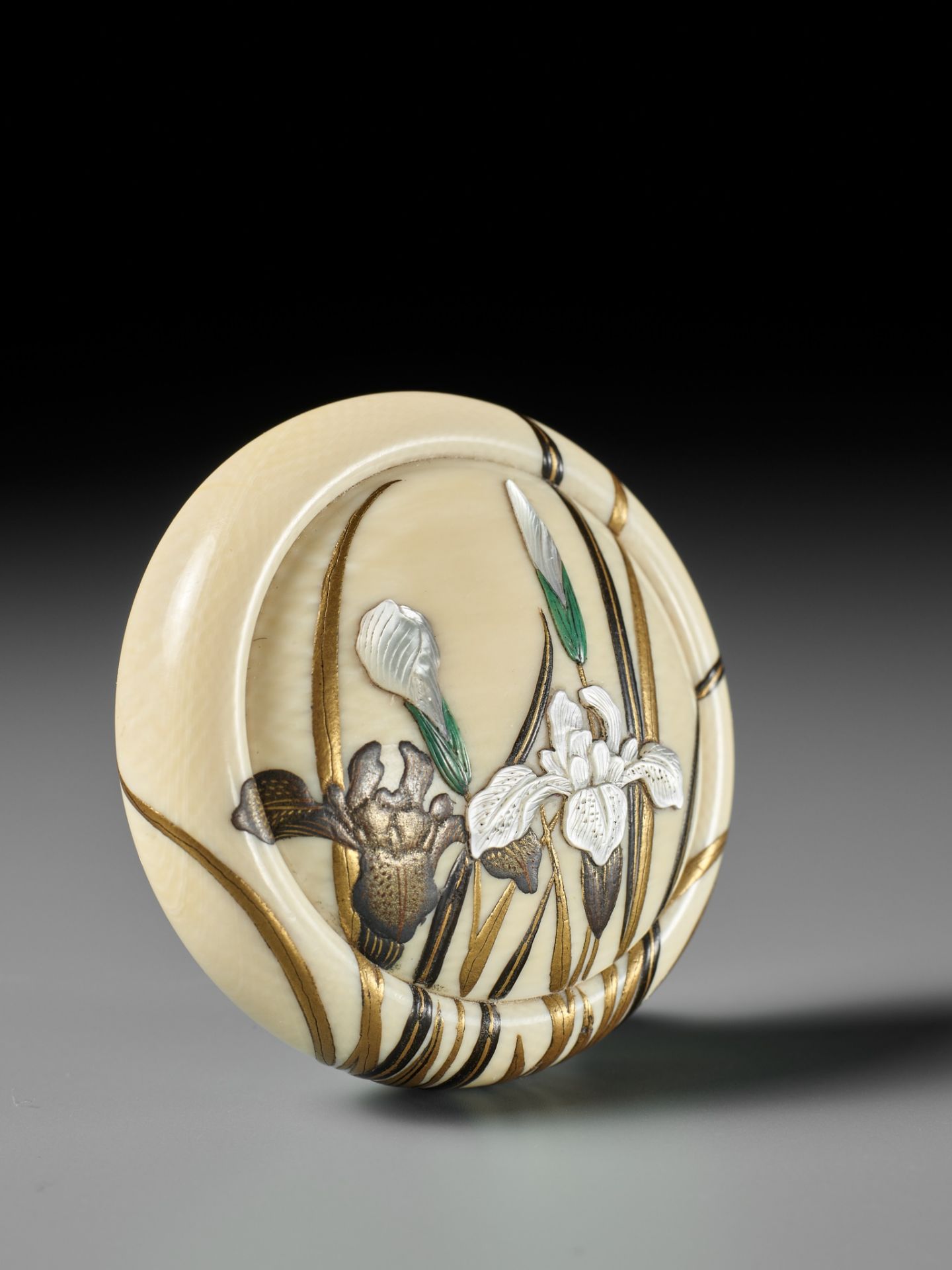 A FINE AND LARGE INLAID IVORY MANJU NETSUKE DEPICTING IRISES (SHOBU) - Image 9 of 11