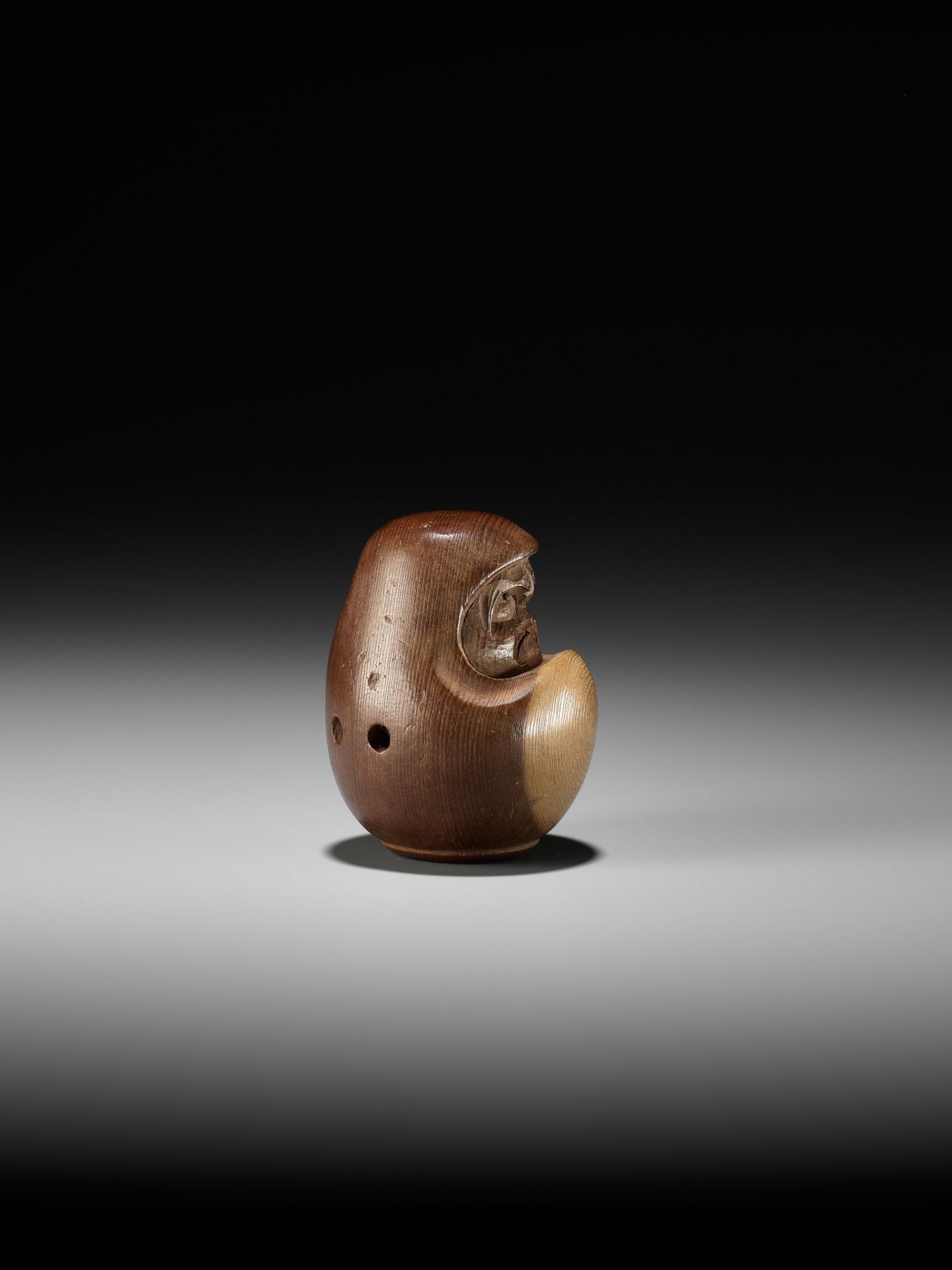 SUKEYUKI: A RARE HIDA SCHOOL ITTOBORI YEW WOOD NETSUKE OF A DARUMA DOLL - Bild 6 aus 11