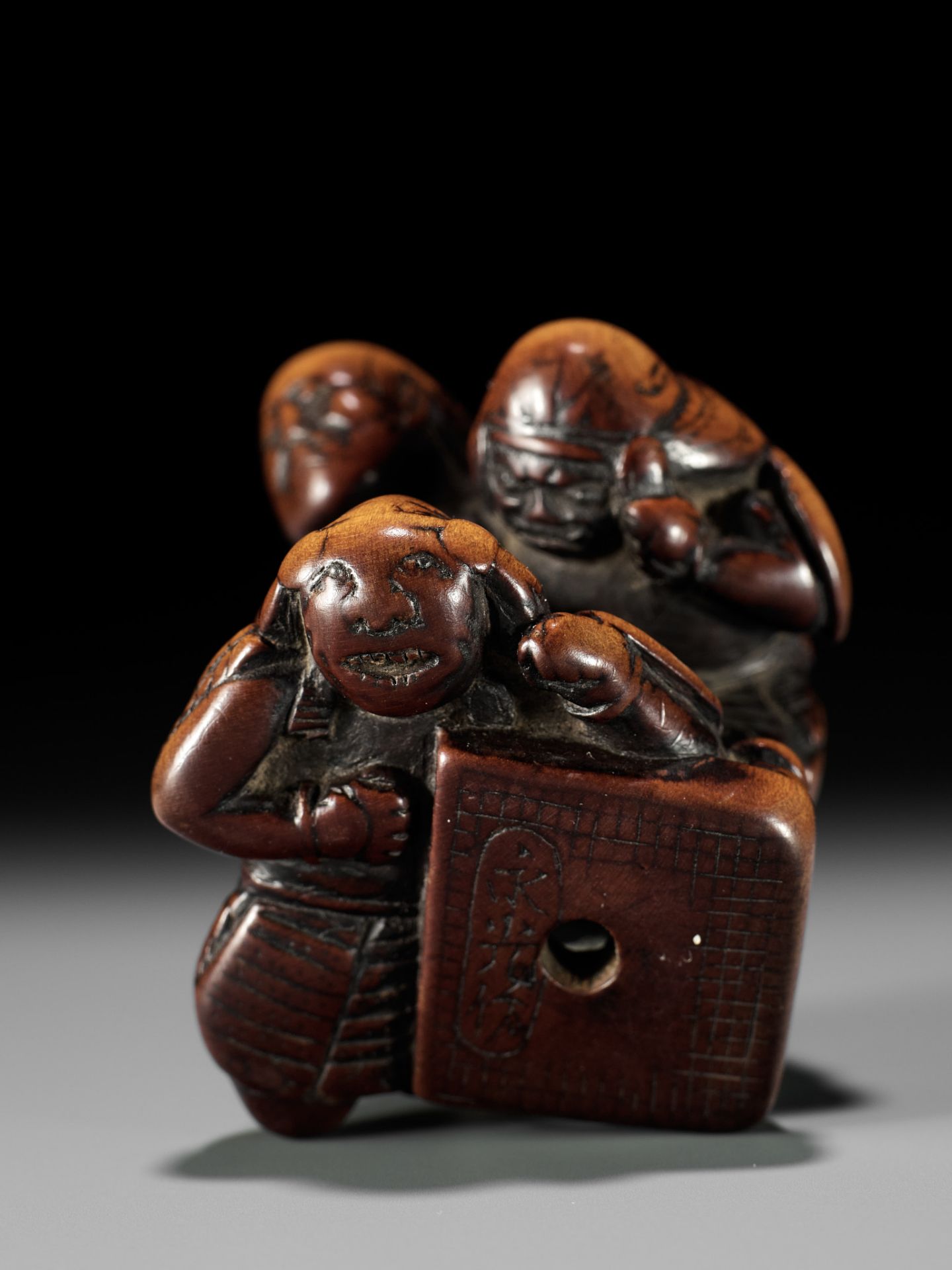 NAGAMITSU: A RARE WOOD NETSUKE OF GOBAN TADANOBU - Bild 4 aus 15