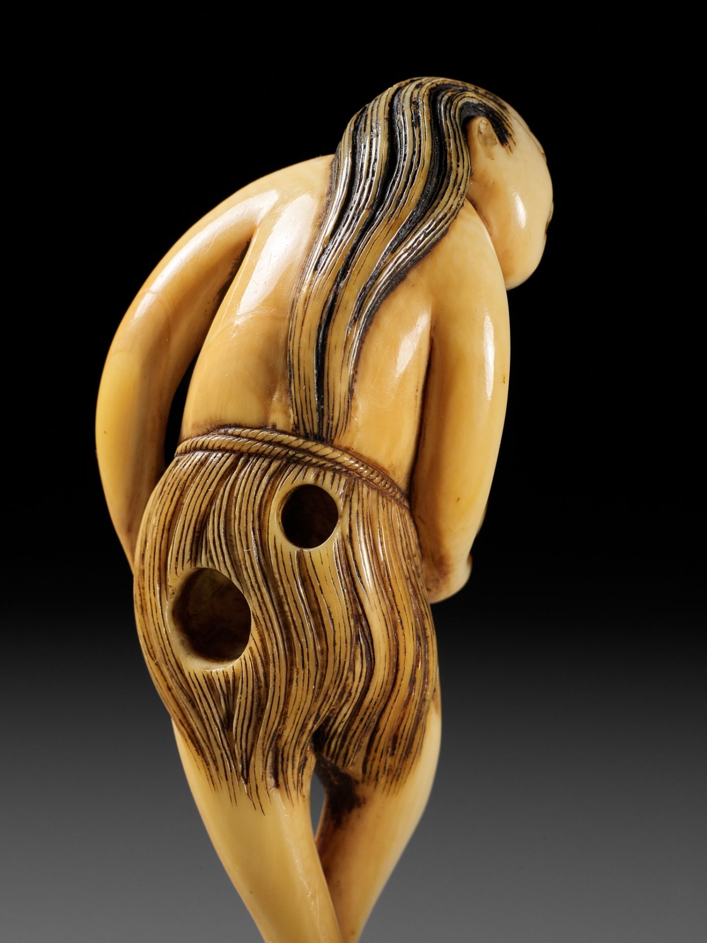 A SUPERB IVORY NETSUKE OF A DIVING GIRL, AMA - Bild 9 aus 18