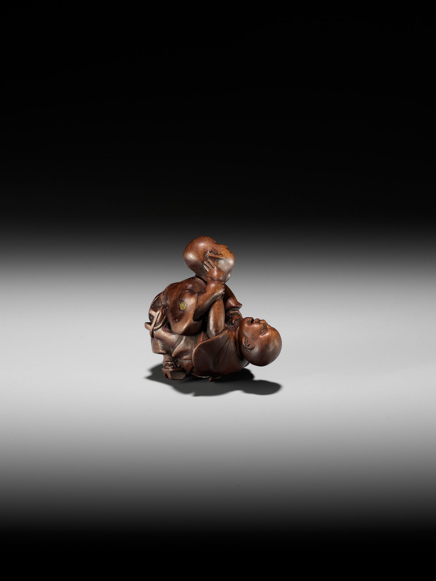 MIWA: A FINE WOOD NETSUKE OF TWO BLIND MEN FIGHTING - Image 7 of 10