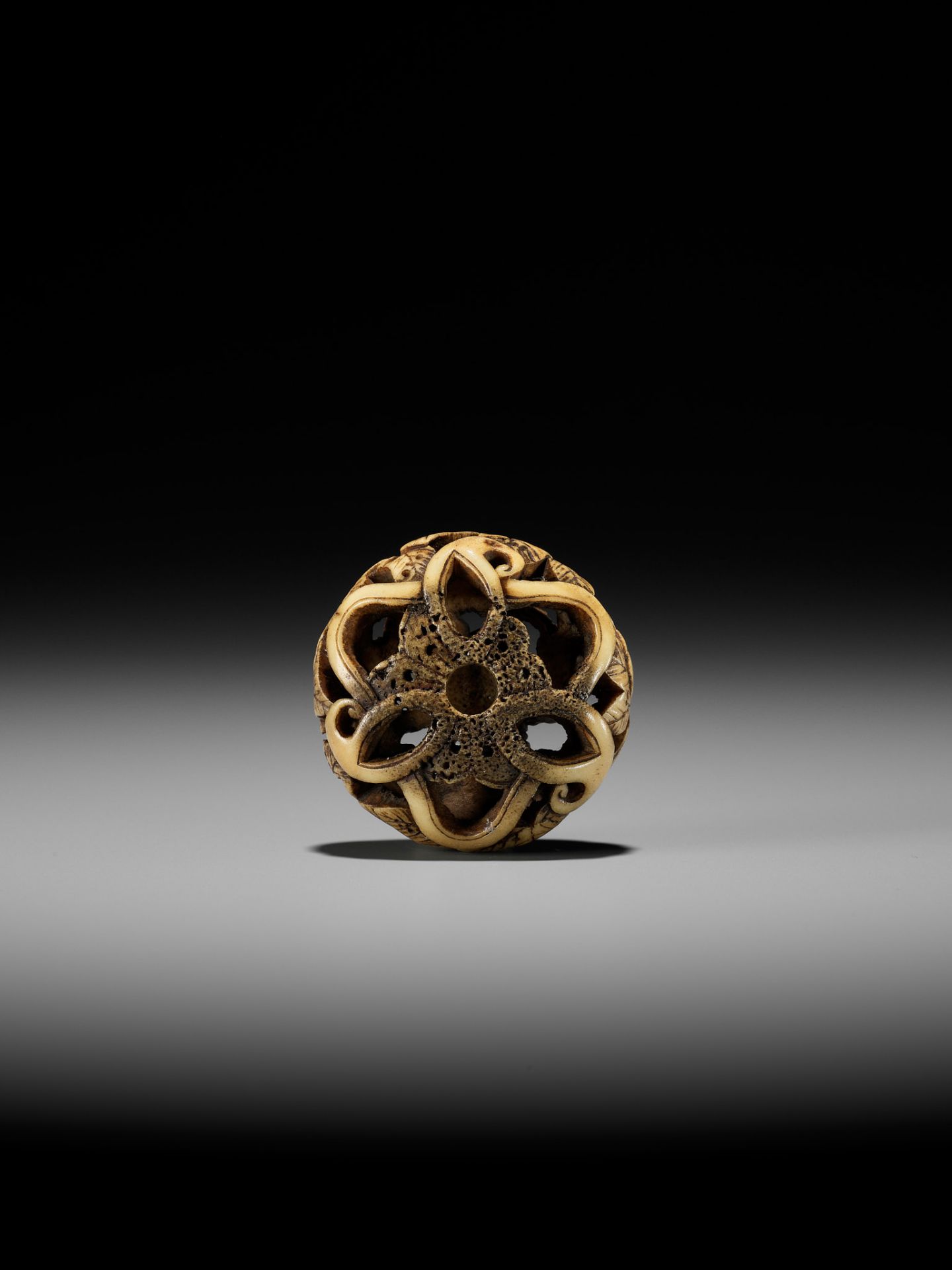 AN ANTLER RYUSA MANJU NETSUKE WITH FLORAL DESIGN - Image 5 of 11