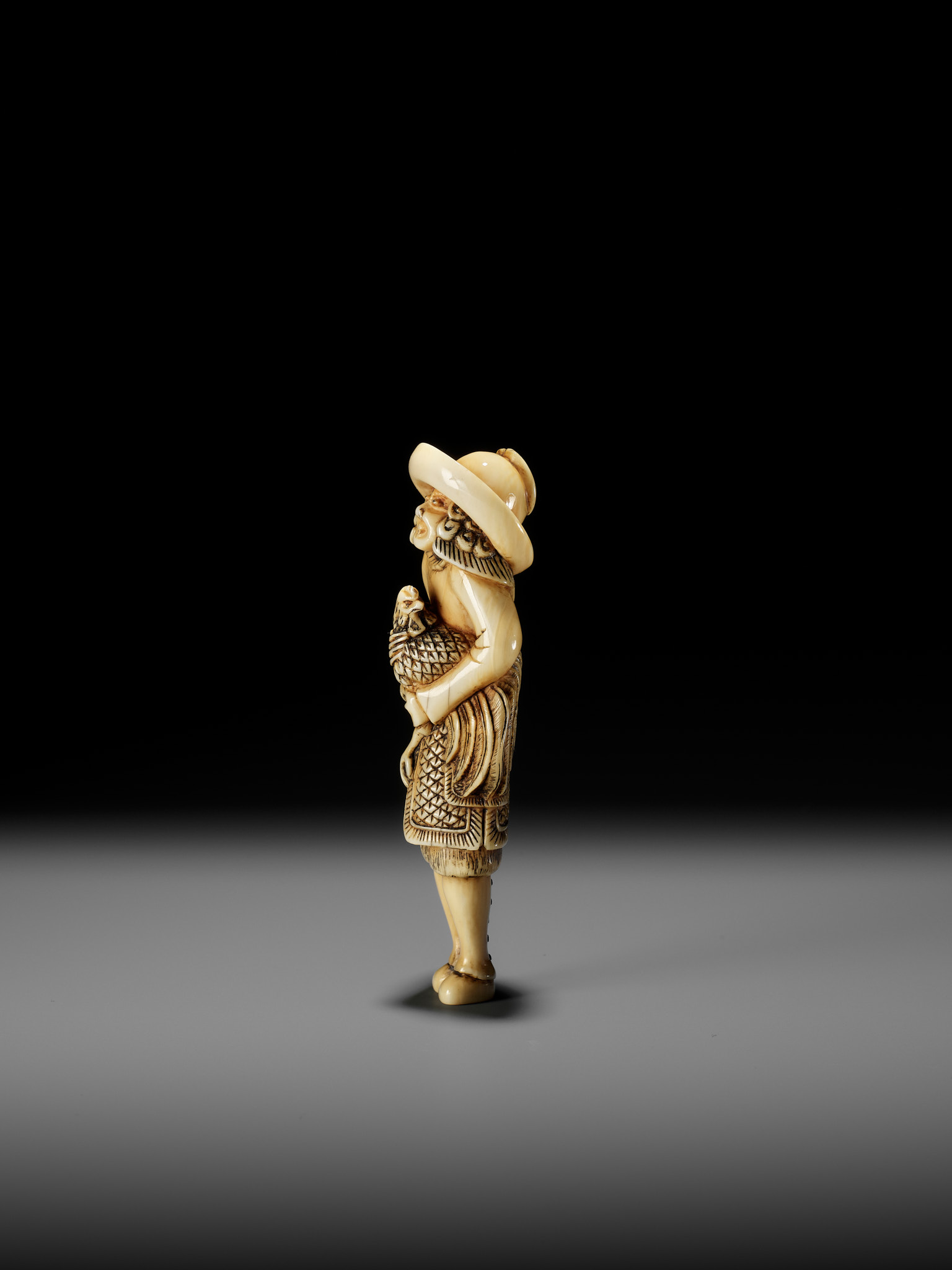 A FINE IVORY NETSUKE OF A DUTCHMAN WITH COCKEREL - Image 6 of 13