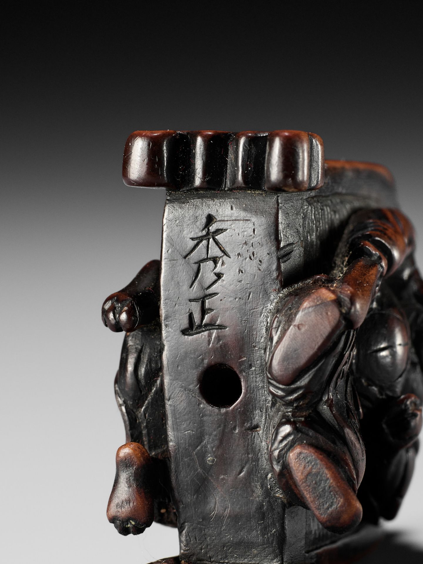 HIDEMASA: A HUMOROUS WOOD NETSUKE OF SHOKI AND ONI - Bild 10 aus 10