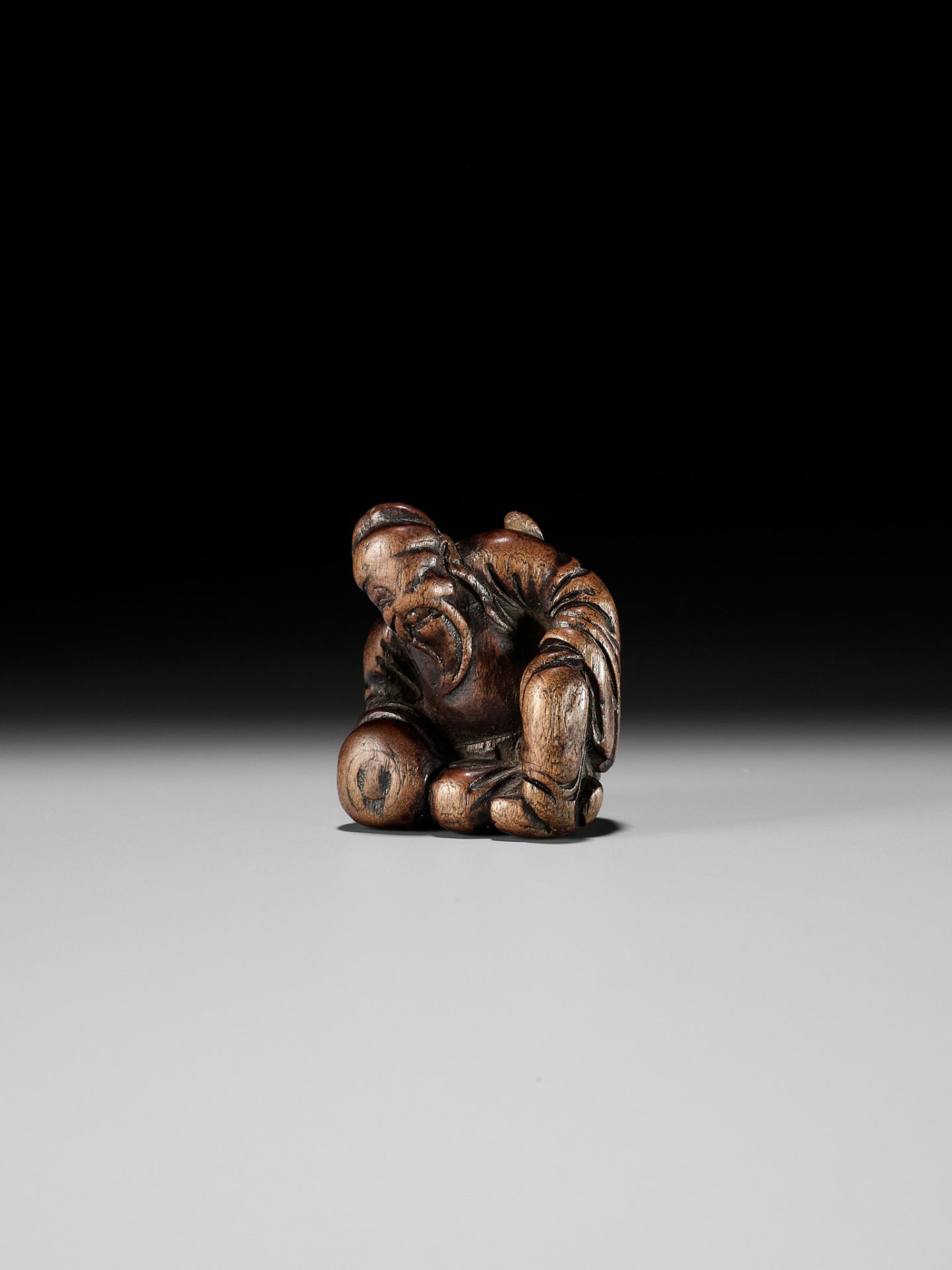 AN OLD WOOD NETSUKE OF A CHINESE SCHOLAR - Image 3 of 9