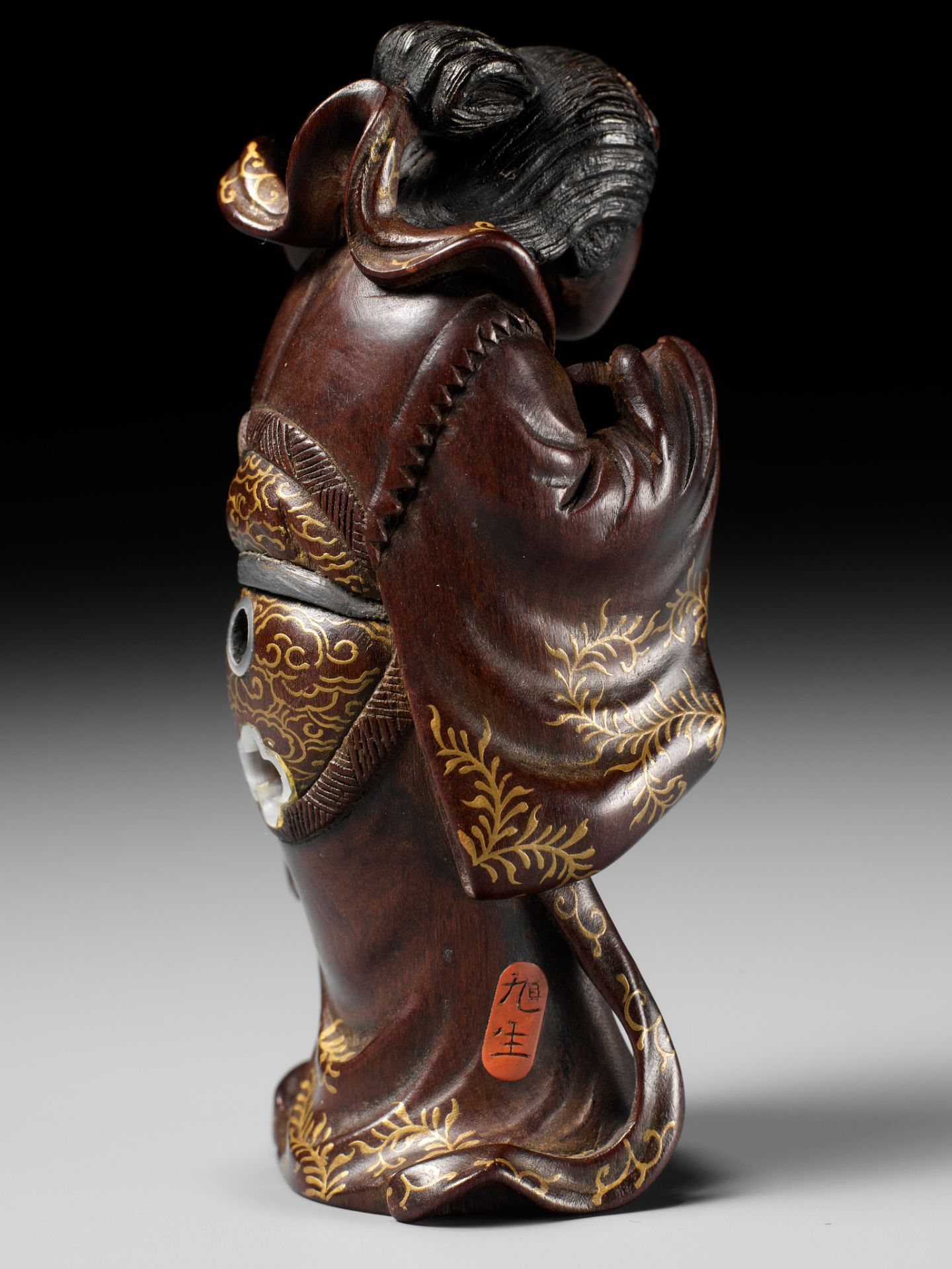 KYOKUSEI: A SUPERB AND LARGE LACQUERED AND INLAID WOOD NETSUKE OF BENTEN - Image 13 of 15