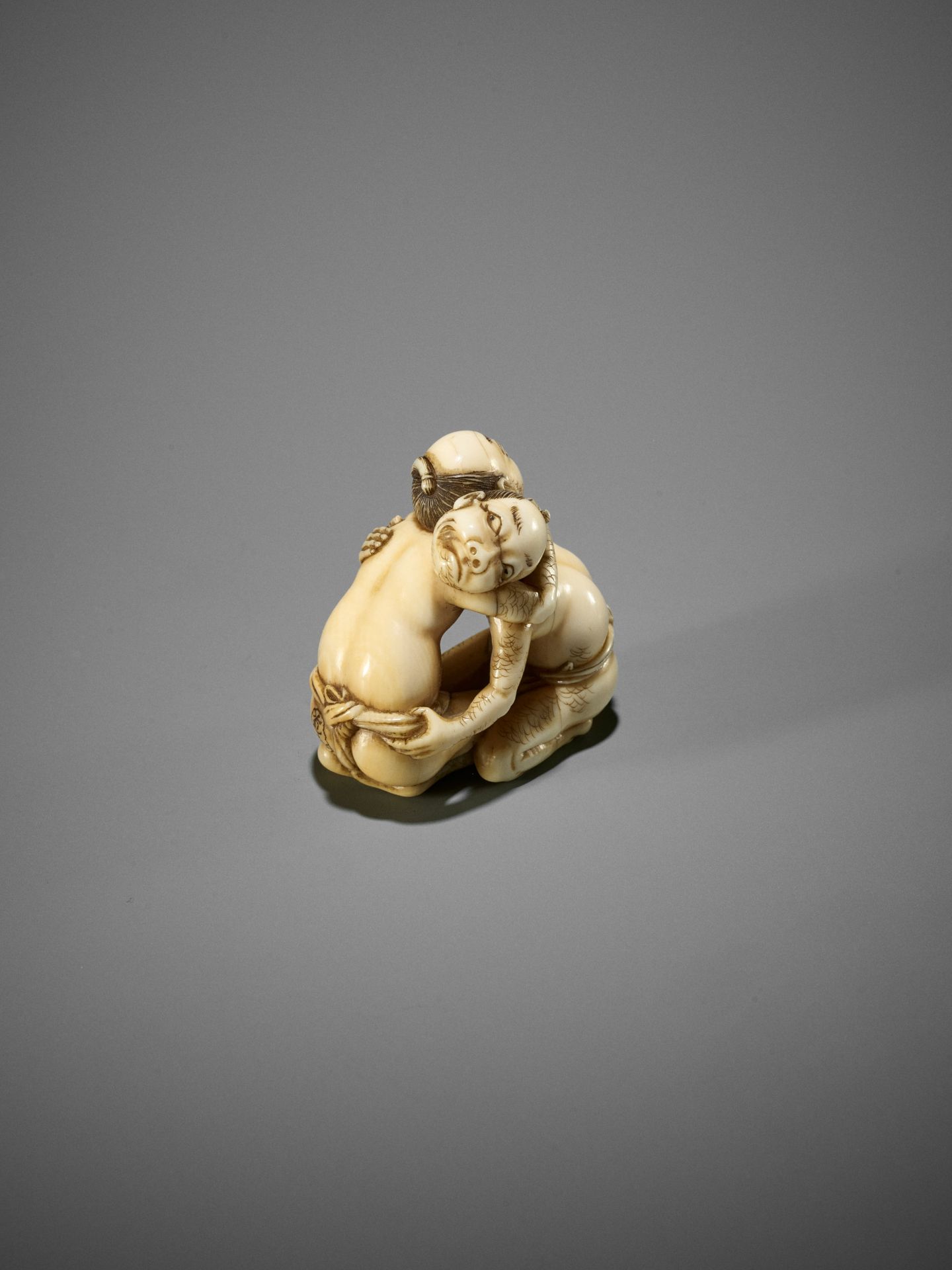 DORAKU: A SUPERB IVORY NETSUKE OF TWO WRESTLING DRUNKS - Bild 14 aus 23